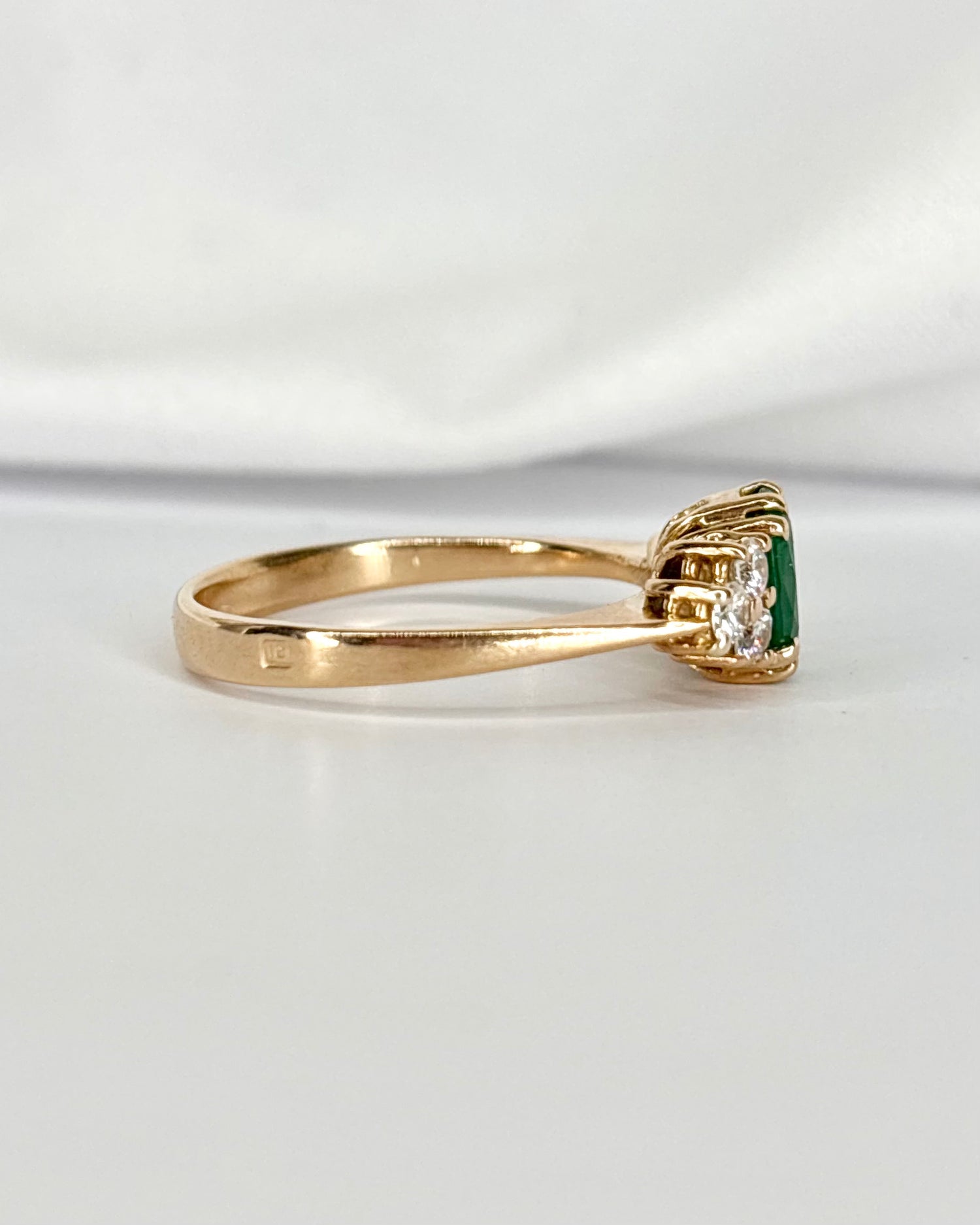 Bague Trilogie Émeraude 0.80 carat &amp; Diamants 0.24 carat "Carolina"