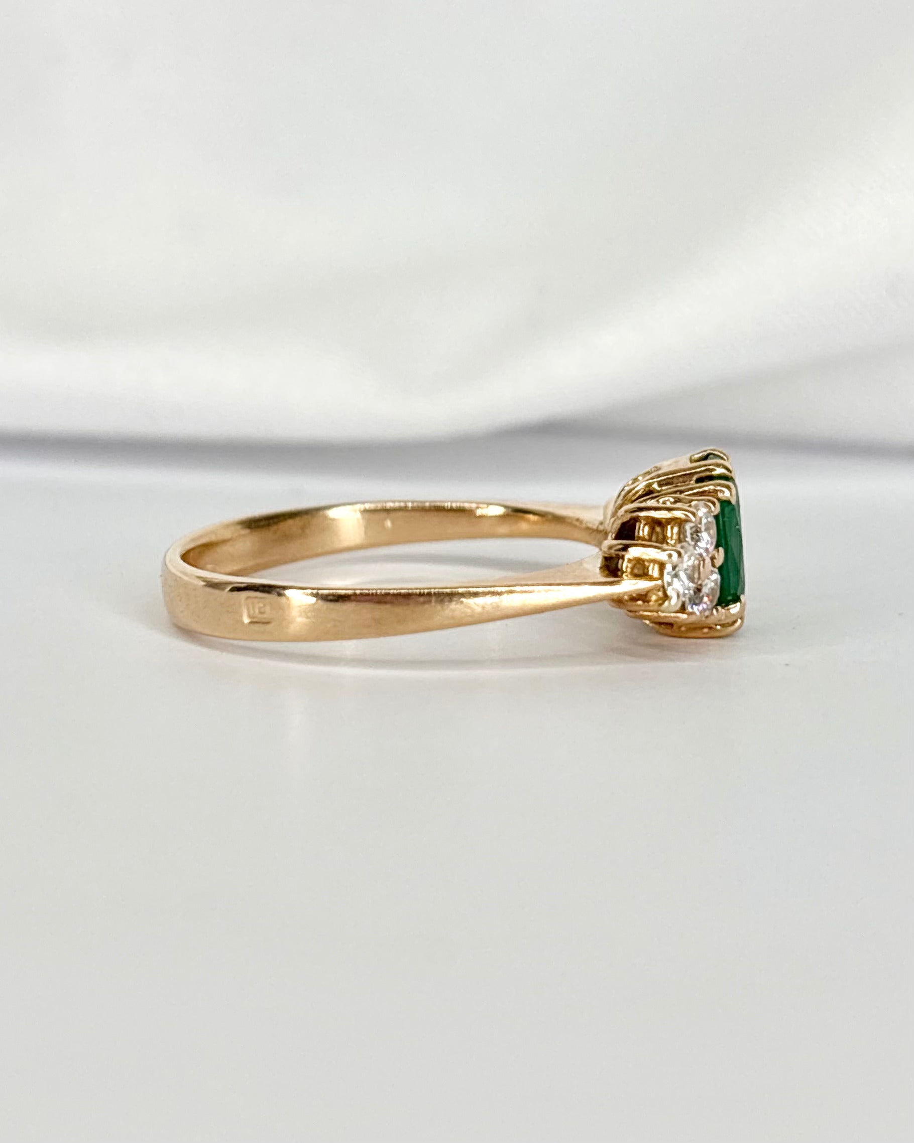 Bague Trilogie Émeraude 0.80 carat &amp; Diamants 0.24 carat "Carolina"