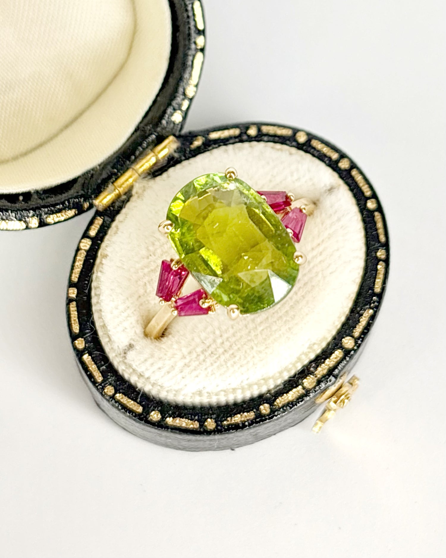 Bague Trilogie Péridot 5.02 carats &amp; Rubis Trapèzes 0.54 carat  "Jihen"