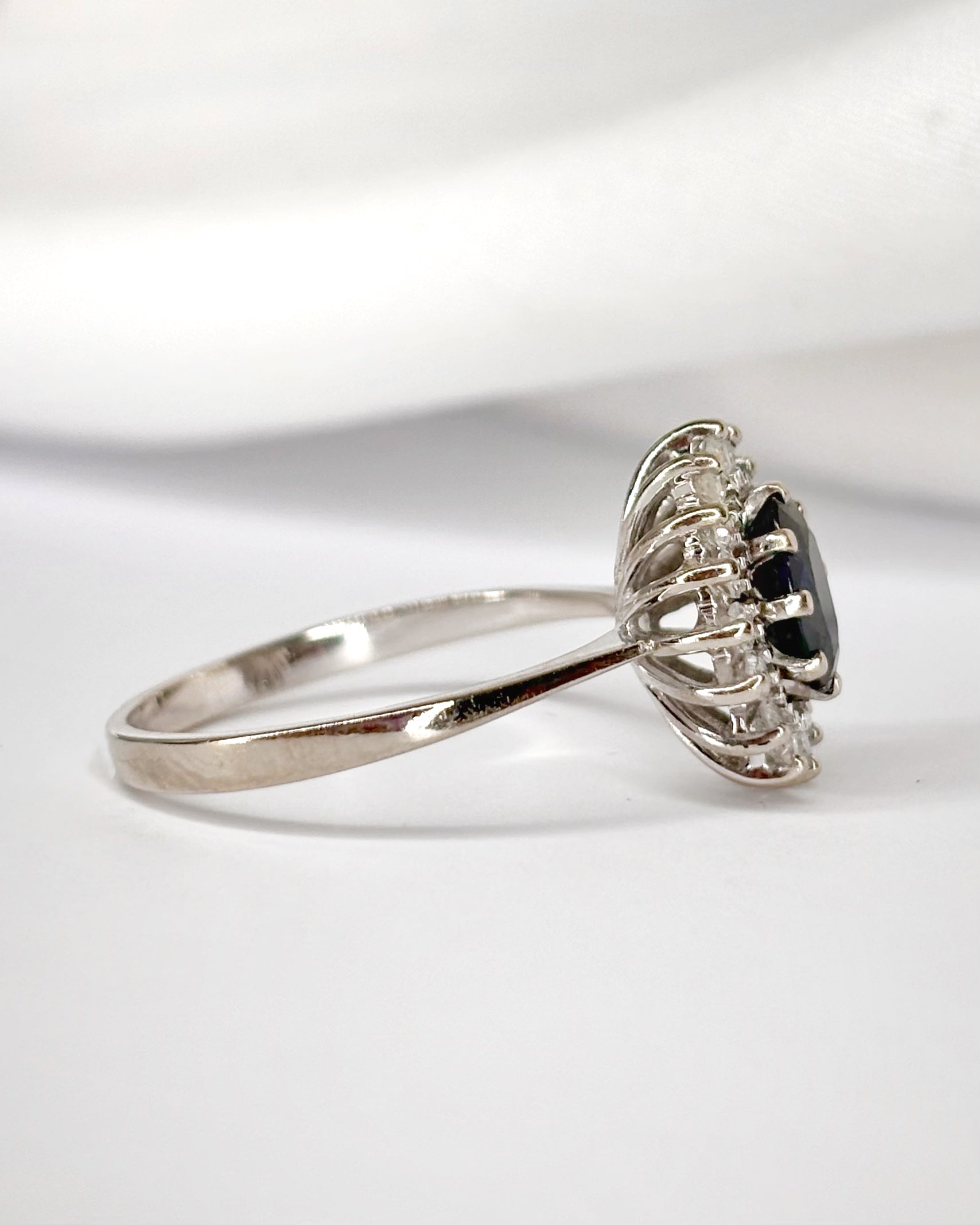 Anillo Marguerite Zafiro 0,90 quilates y Diamantes 0,32 quilates "Thaïs"