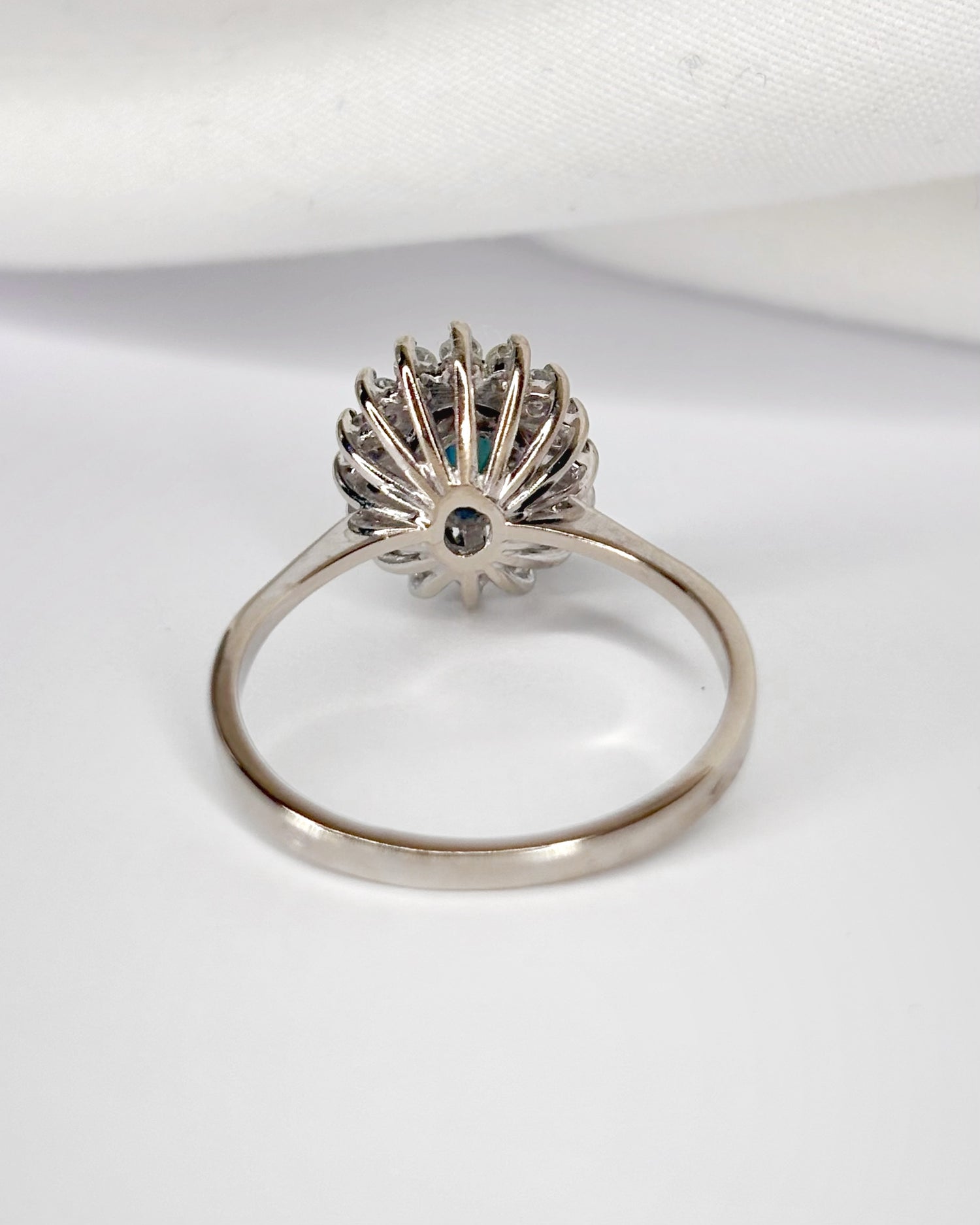 Anillo Marguerite Zafiro 0,90 quilates y Diamantes 0,32 quilates "Thaïs"