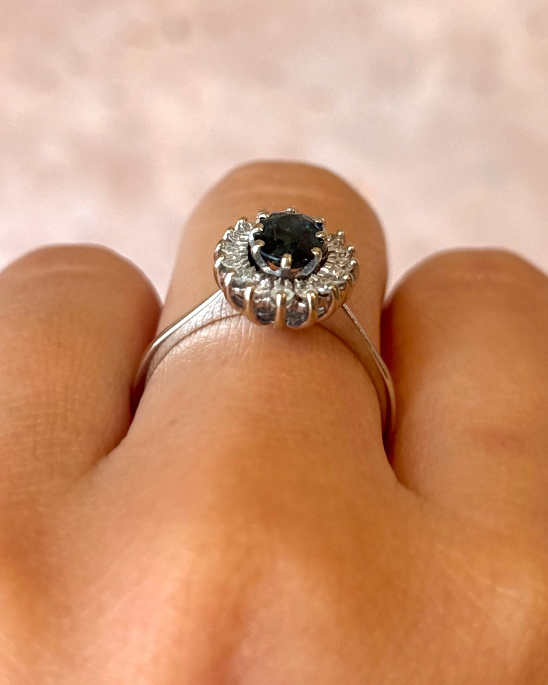 Anillo Marguerite Zafiro 0,90 quilates y Diamantes 0,32 quilates "Thaïs"