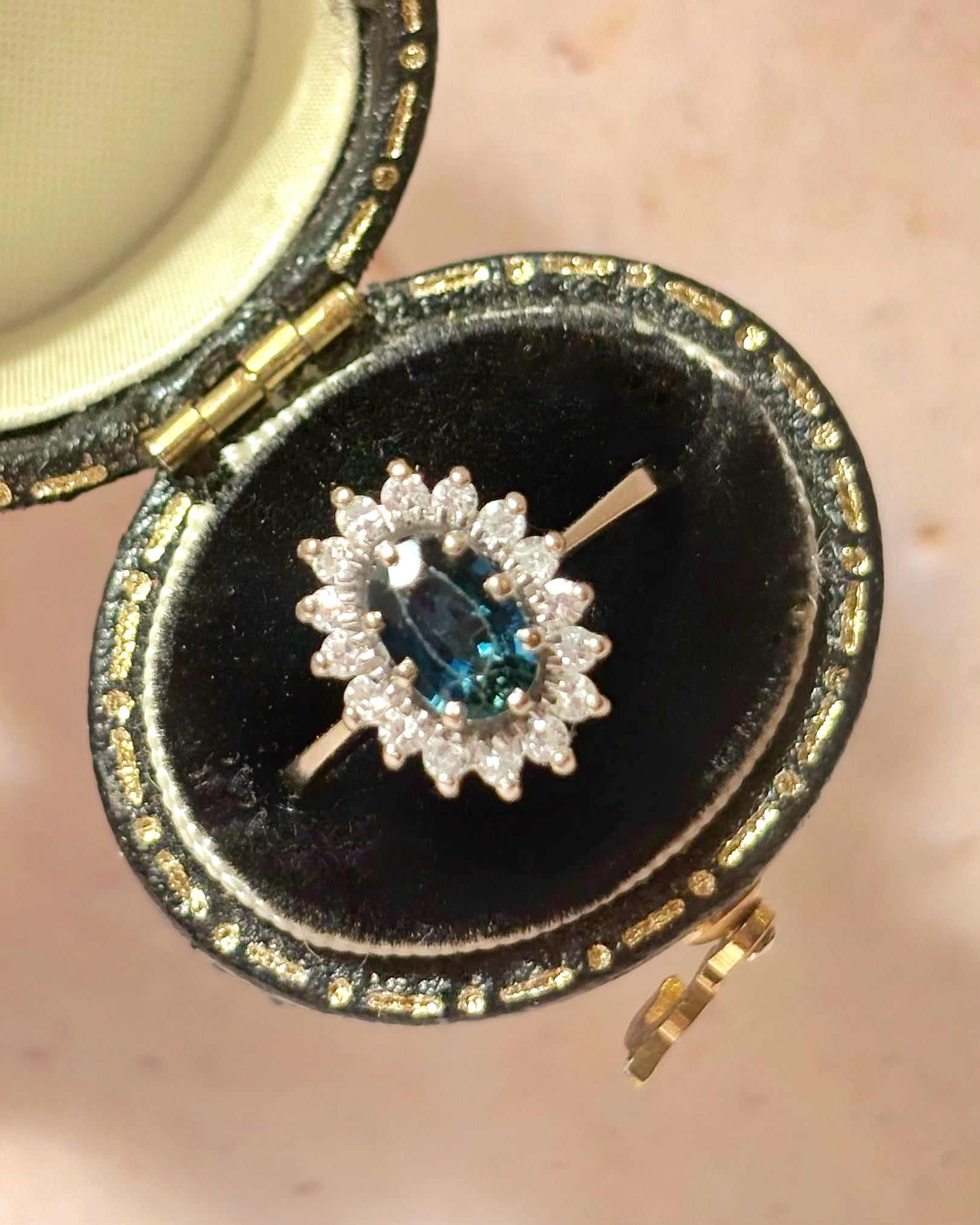 Anillo Marguerite Zafiro 0,90 quilates y Diamantes 0,32 quilates "Thaïs"