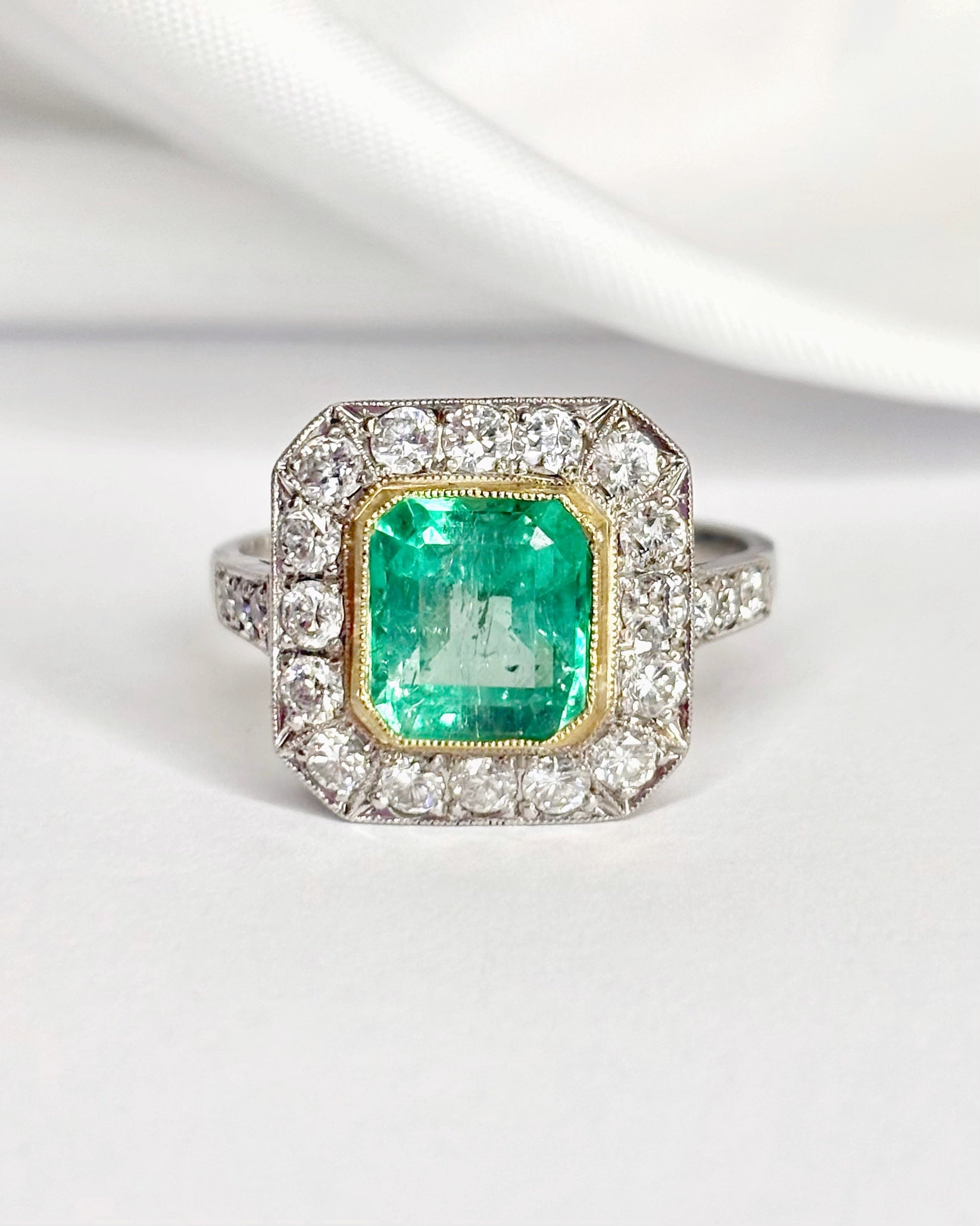 Bague Style Art-Déco Émeraude 2.35 carats, Diamants, Or jaune &amp; Platine 5,13g "Dora" - Elliade Paris