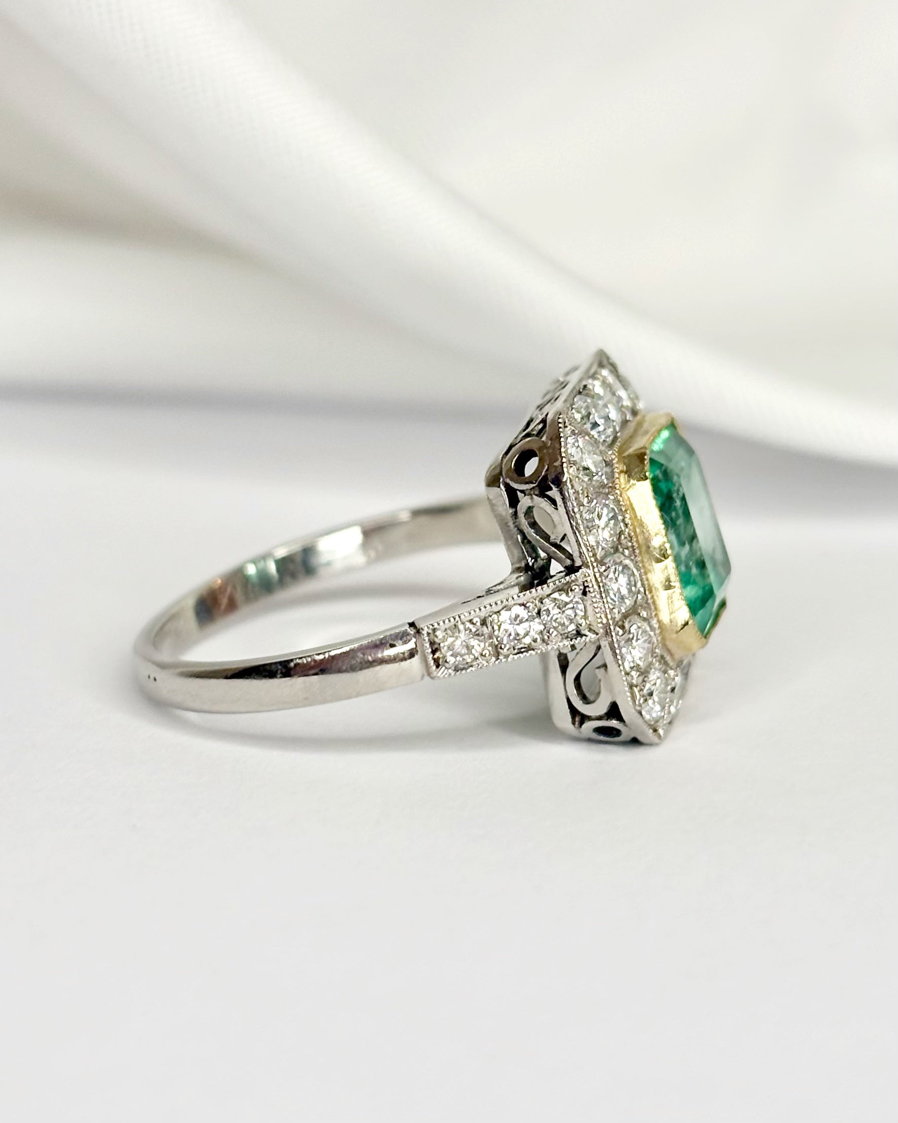 Bague Style Art-Déco Émeraude 2.35 carats, Diamants, Or jaune &amp; Platine 5,13g "Dora" - Elliade Paris