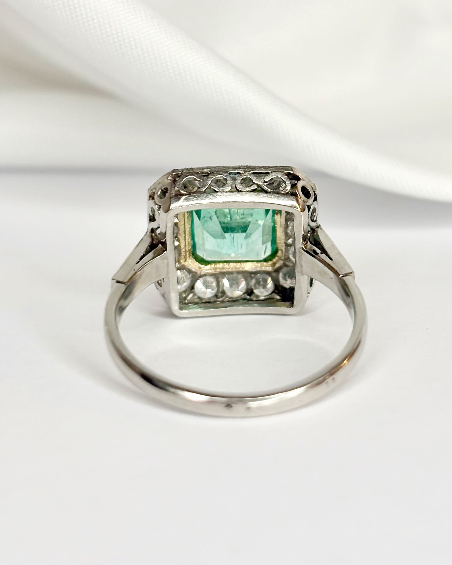 Bague Style Art-Déco Émeraude 2.35 carats, Diamants, Or jaune &amp; Platine 5,13g "Dora" - Elliade Paris