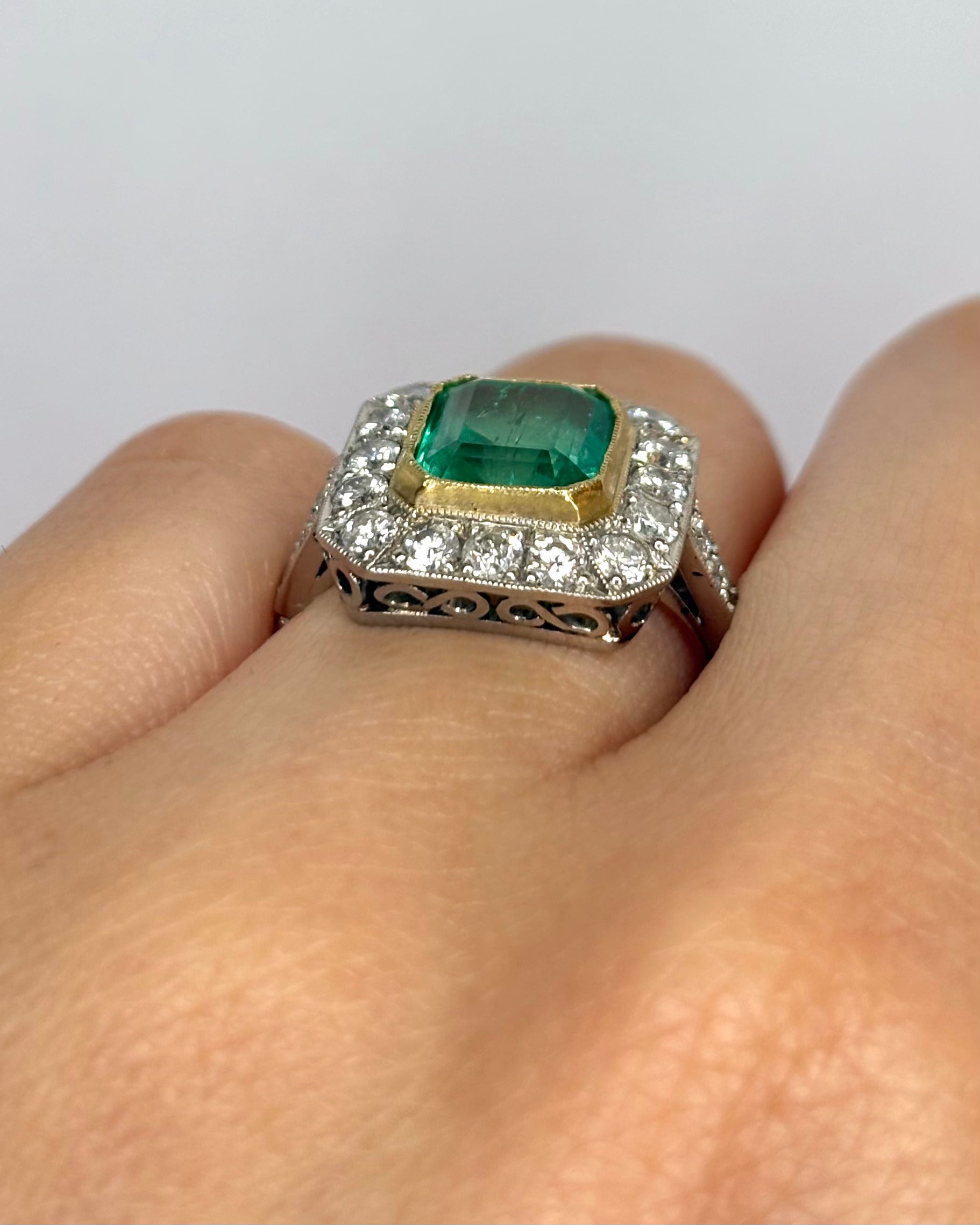 Bague Style Art-Déco Émeraude 2.35 carats, Diamants, Or jaune &amp; Platine 5,13g "Dora" - Elliade Paris