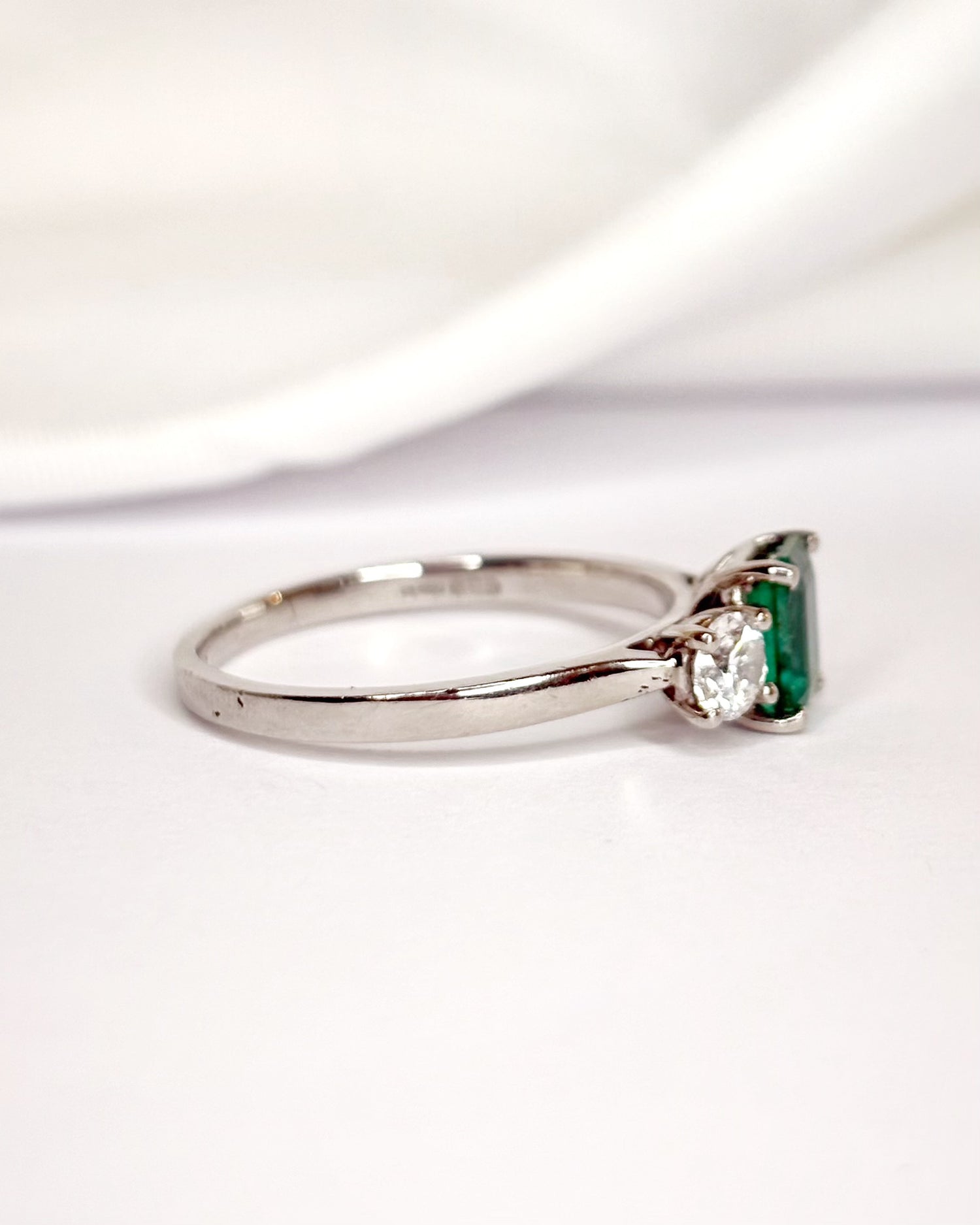Anillo Trilogía Esmeralda 1.10 quilates y Diamantes 0.60 quilates "Billy"