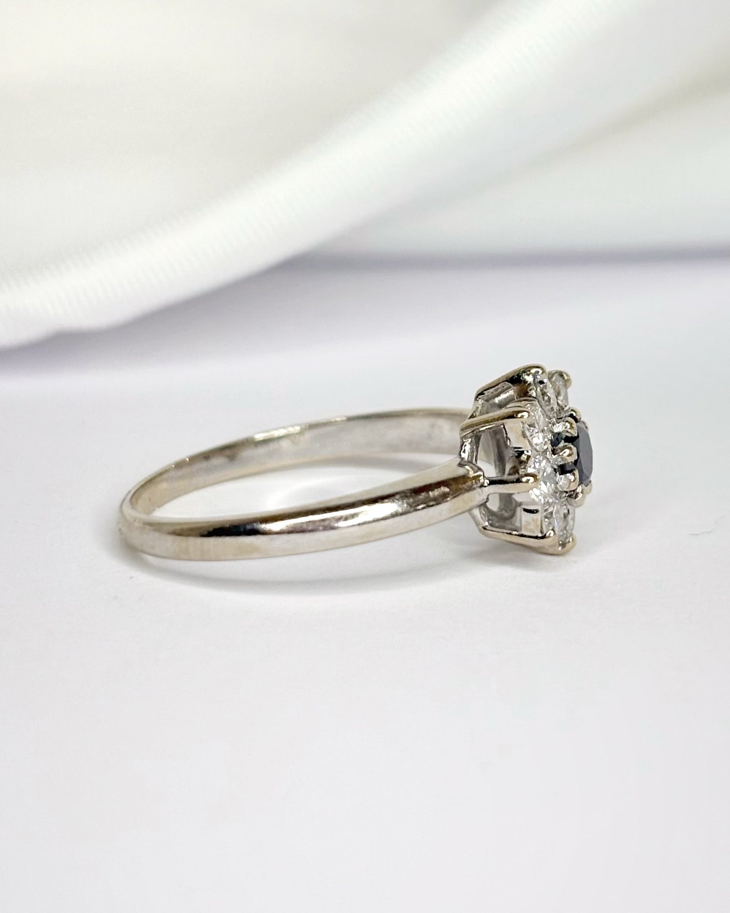 Bague Marguerite Diamants Noir &amp; Blancs 0.39 carat "Liana"