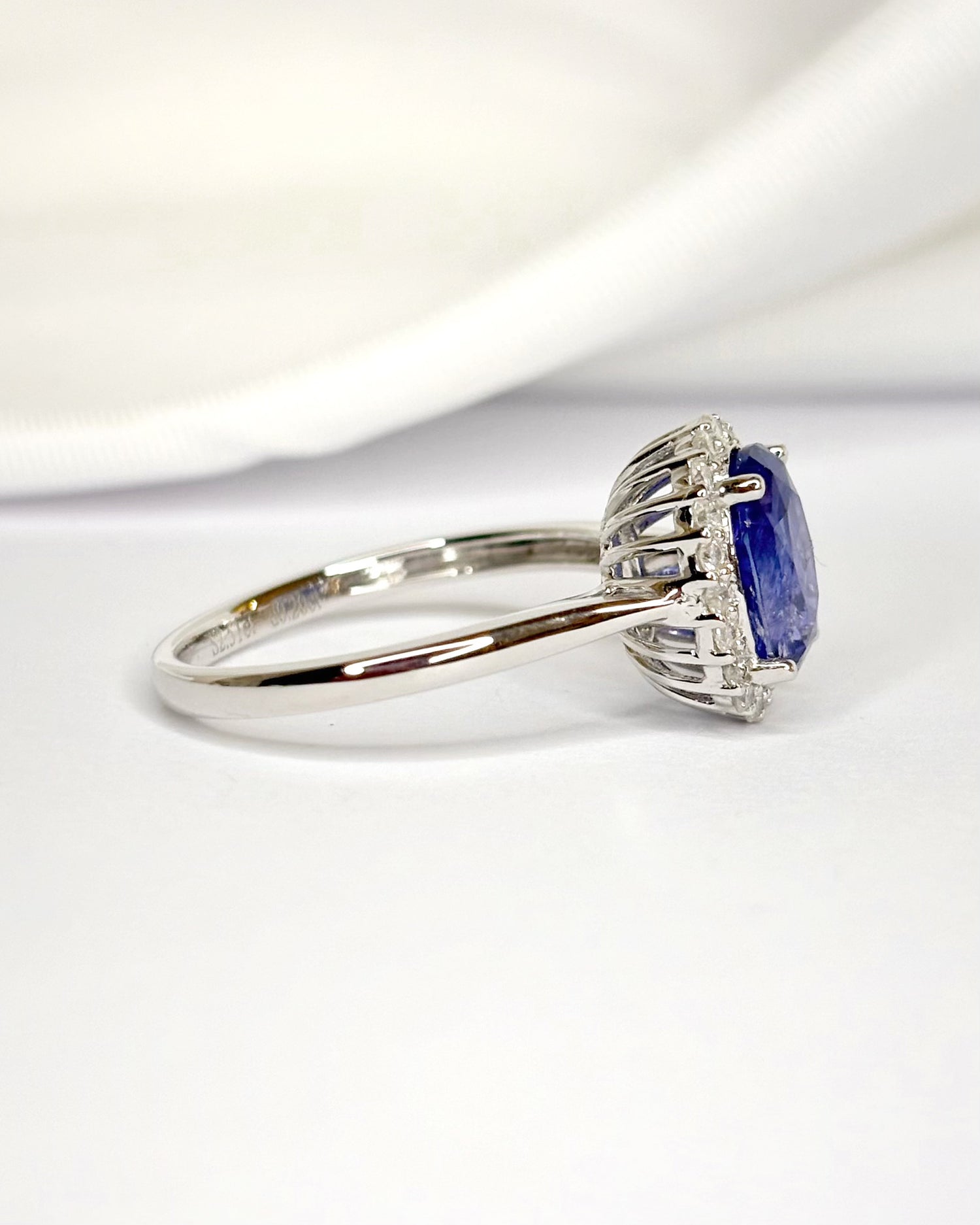 Bague Marguerite Saphir Ceylan 2.51 carats &amp; Diamants 0.20 carat "Lana"