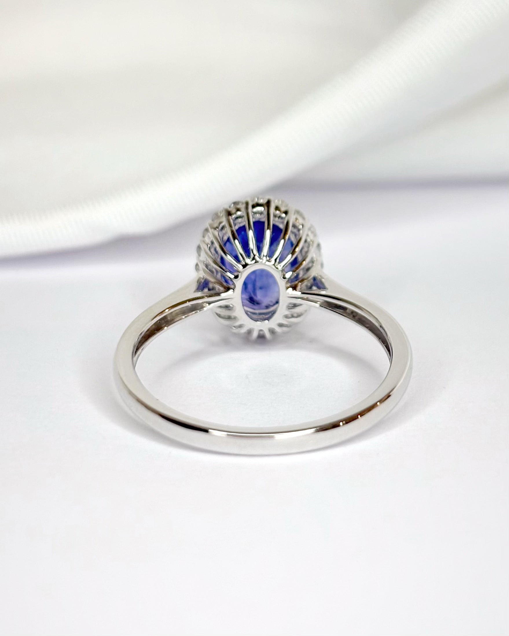 Bague Marguerite Saphir Ceylan 2.51 carats &amp; Diamants 0.20 carat "Lana"