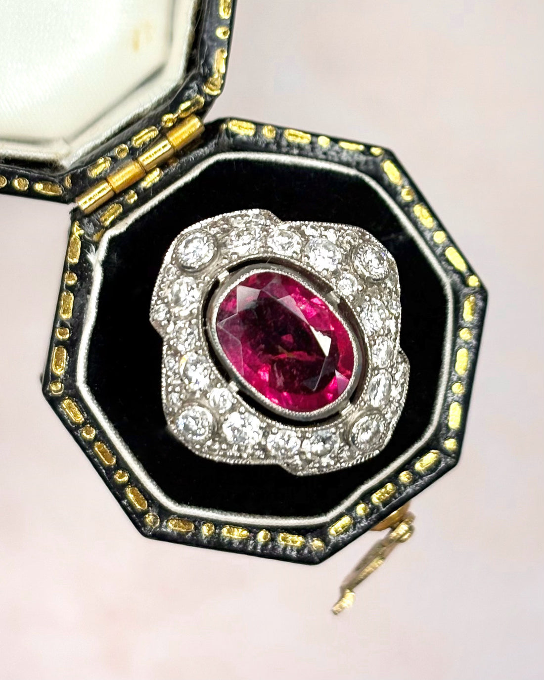Anillo estilo Art Déco con turmalina rosa de 1.60 quilates y diamantes de 0.76 quilates "Tracy"