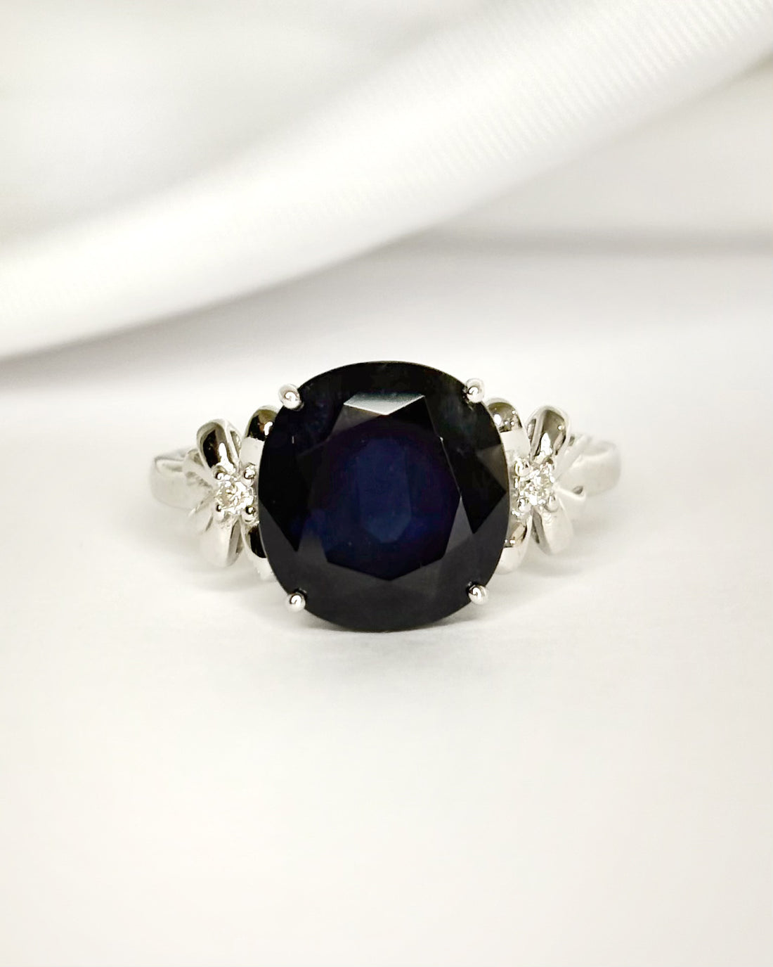 Bague Solitaire Saphir 4.40 carats &amp; Diamants "Camélia"