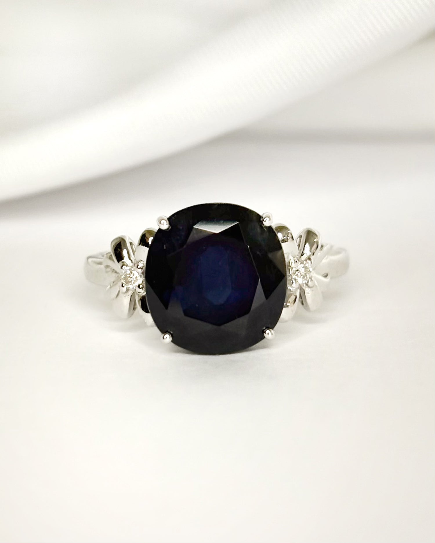 Solitaire Sapphire Ring 4.40 Carats &amp; Diamonds "Camélia"