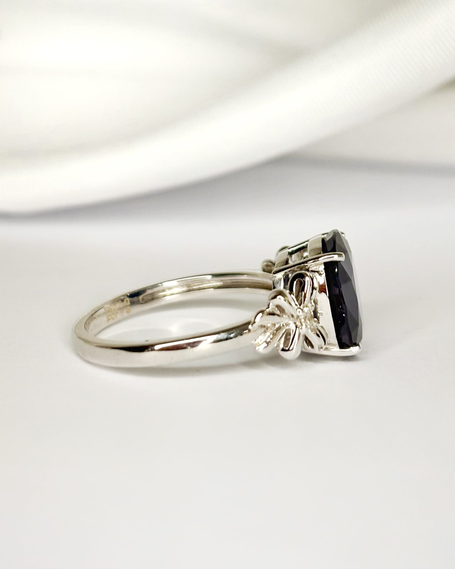 Solitaire Sapphire Ring 4.40 Carats &amp; Diamonds "Camélia"