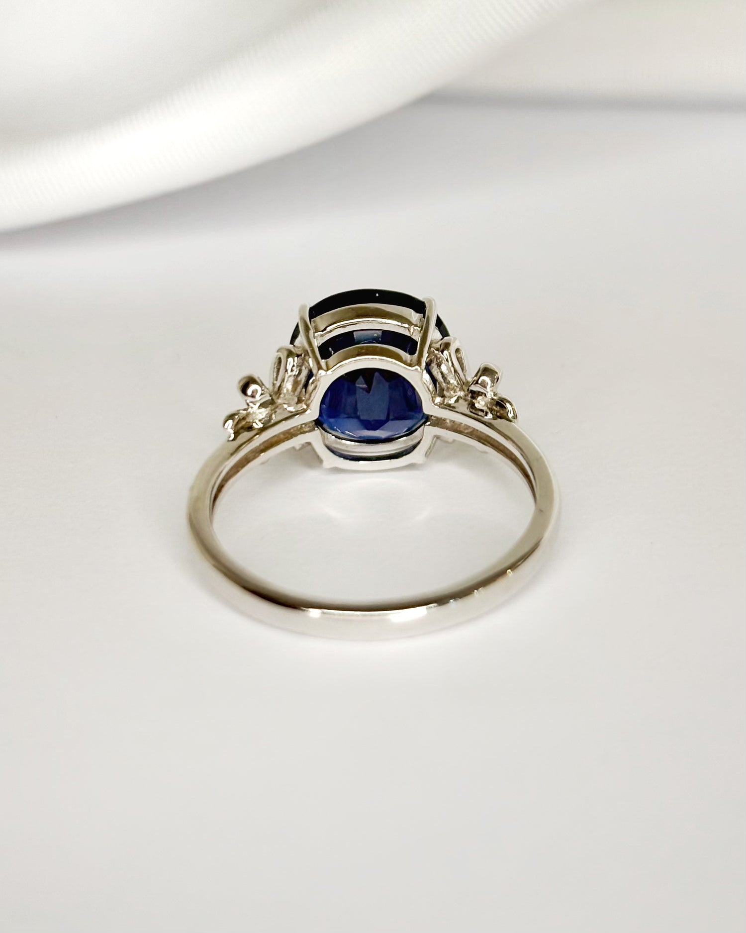 Solitaire Sapphire Ring 4.40 Carats &amp; Diamonds "Camélia"