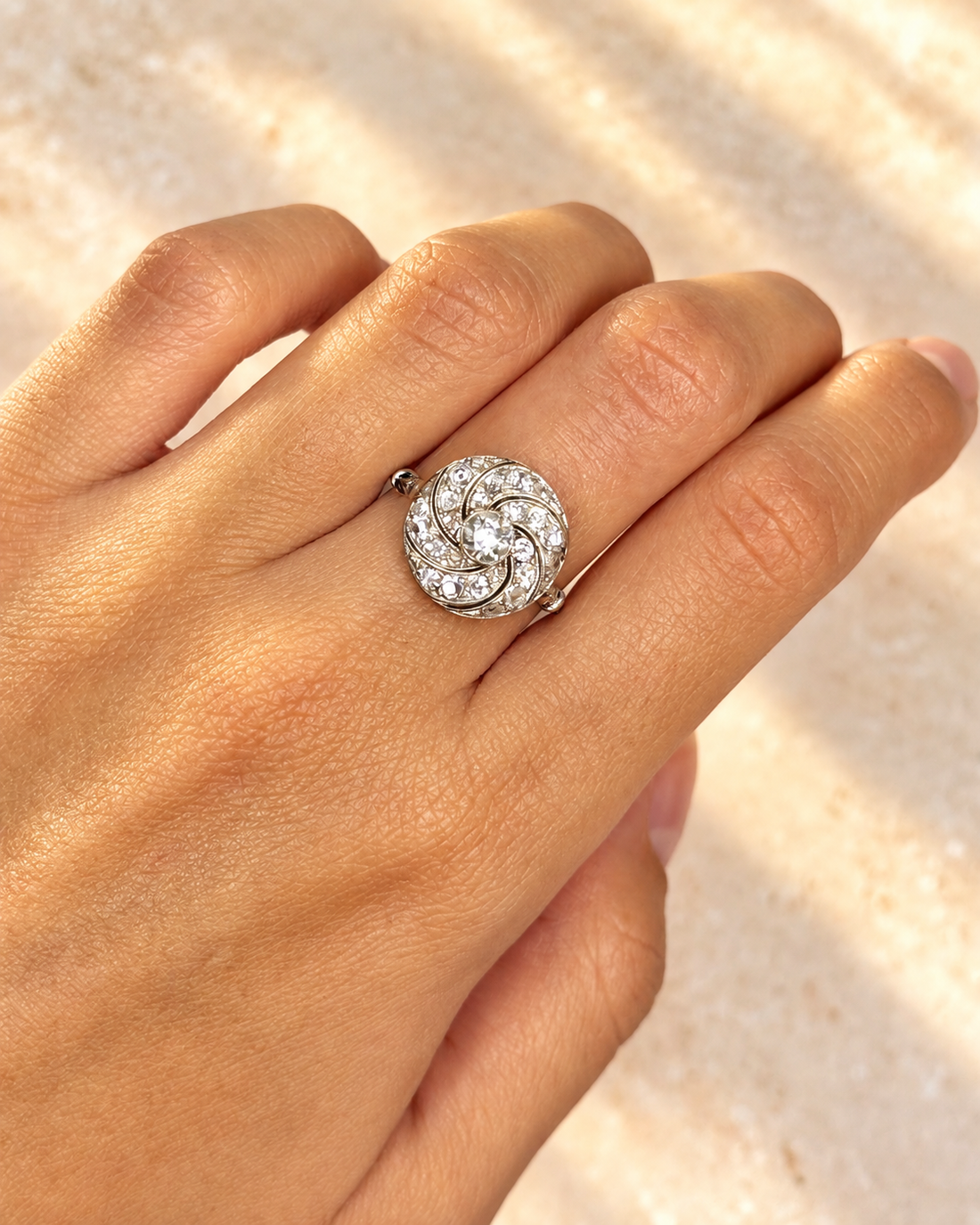 Anillo Art Déco con tourbillon y diamantes de 0.77 quilates "Fiona"