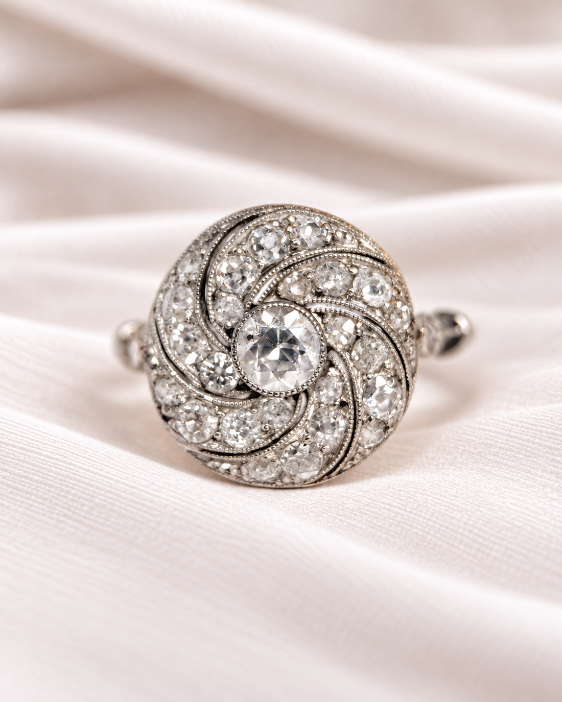 Anillo Art Déco con tourbillon y diamantes de 0.77 quilates "Fiona"