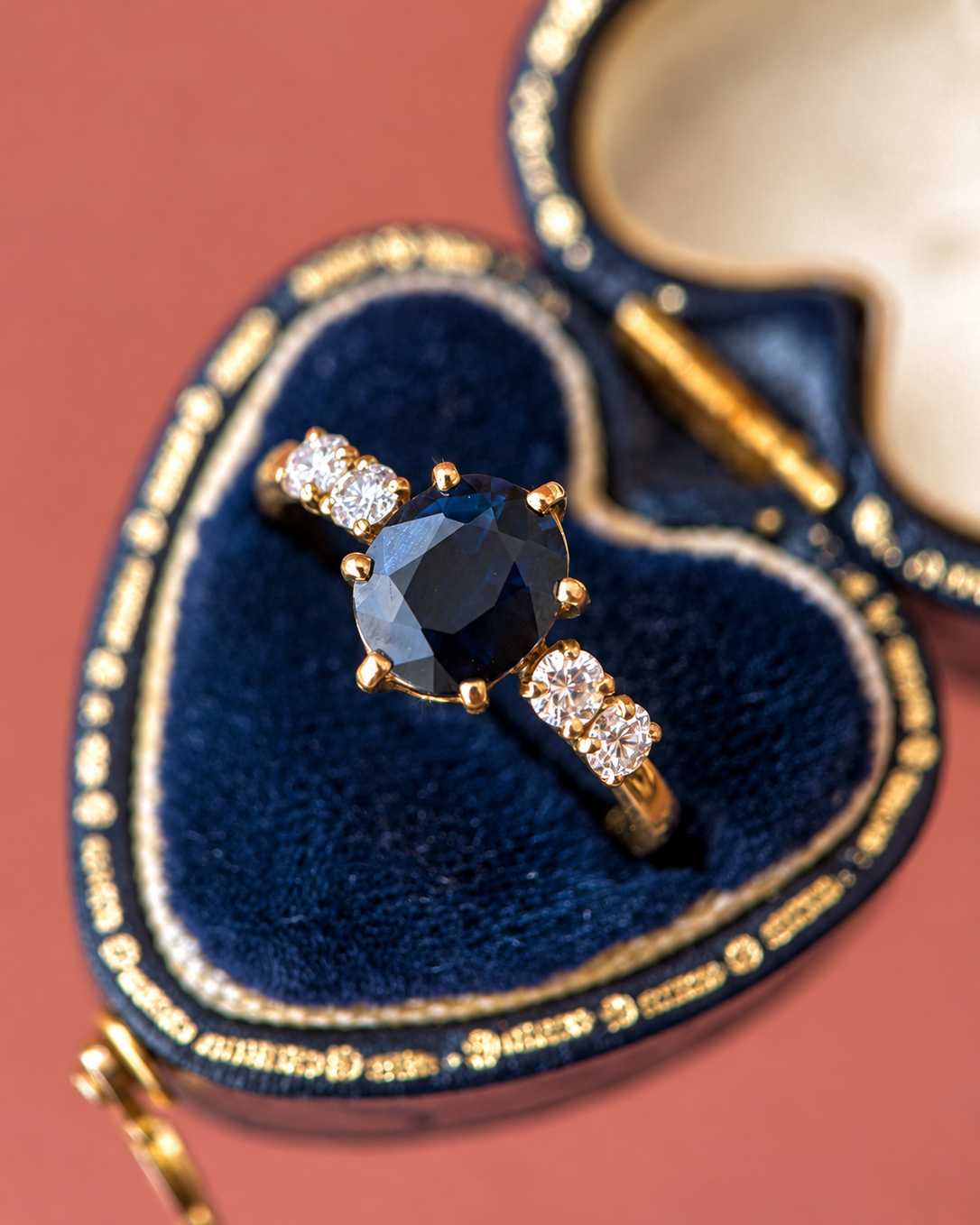 Bague Trilogie Saphir 1.70 carat &amp; Diamants 0.32 carat "Clarance"