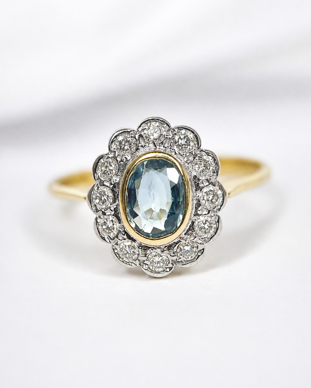 Anillo margarita de zafiro de 0,77 quilates y diamantes de 0,24 quilates «Solène»