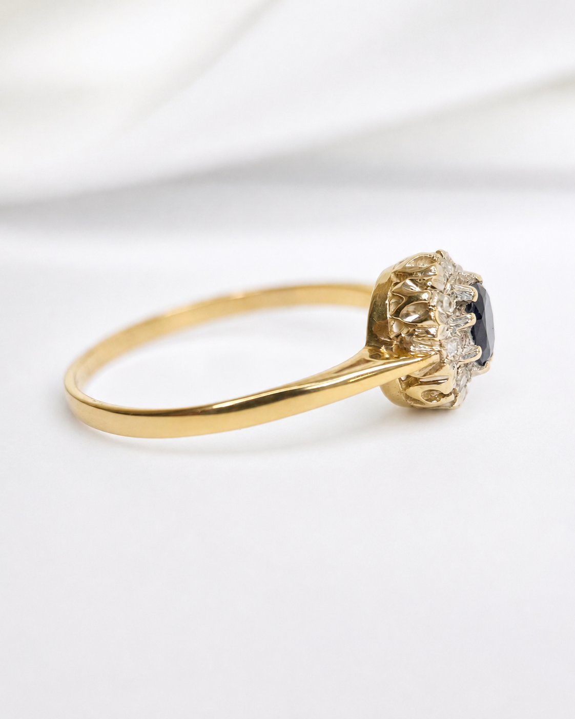 0.52-Carat Sapphire &amp; Diamond Daisy Ring "Cléa"
