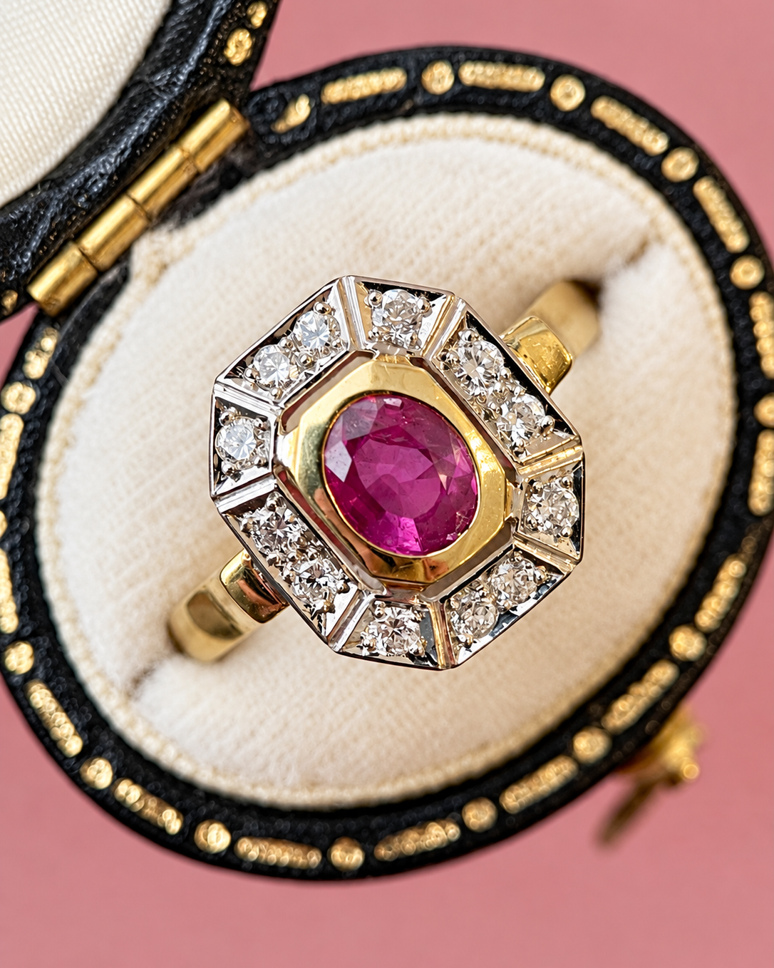 Anillo de estilo art déco con rubí de 0.85 quilates y diamantes de 0.48 quilates, 5,43 g «Maya»