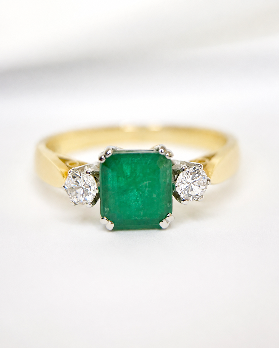 1.04-carat Emerald &amp; 0.20-carat Diamond Trilogy Ring "Léa"