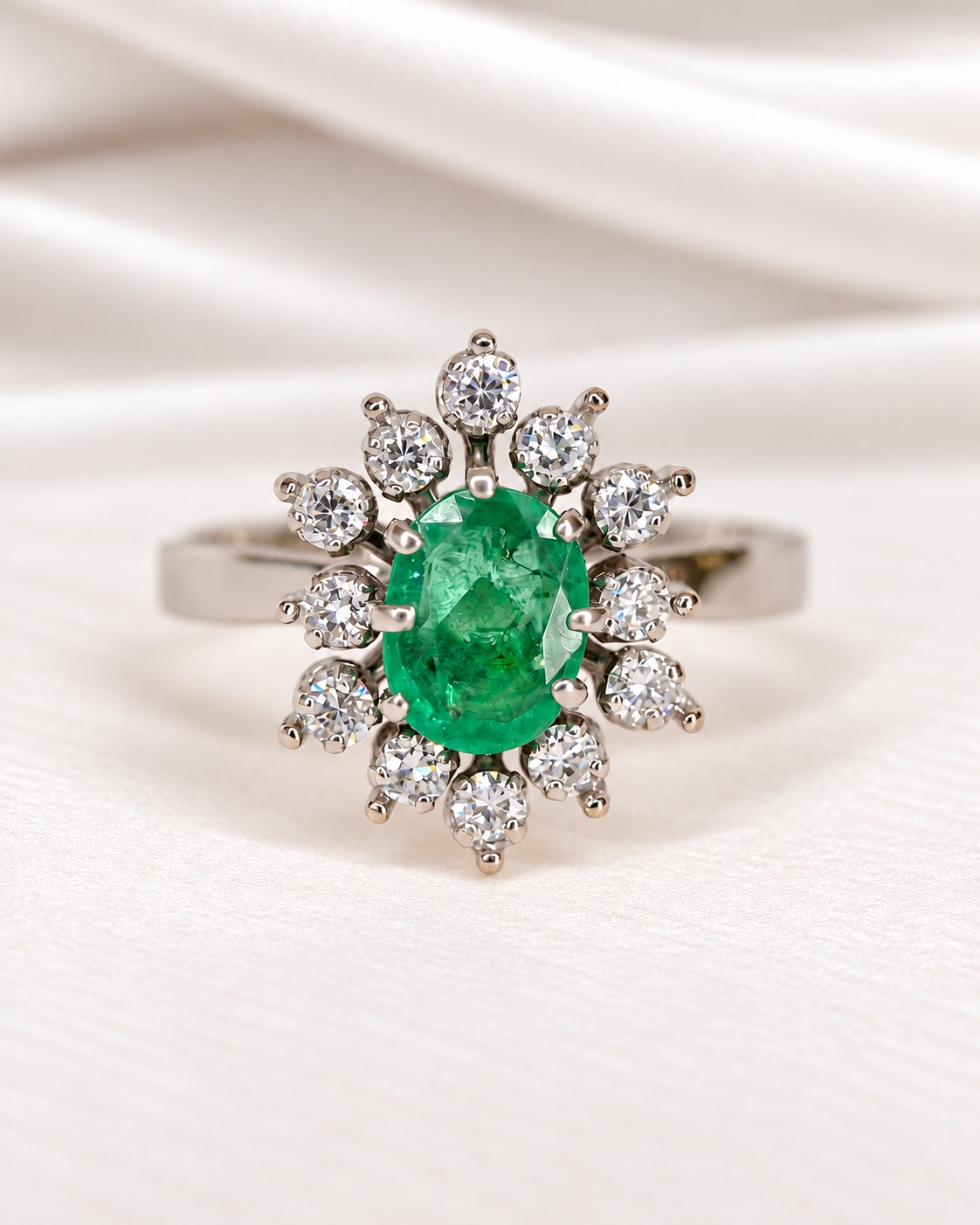 Anillo margarita de esmeralda de 1.05 quilates y diamantes de 0.48 quilates «Dana»