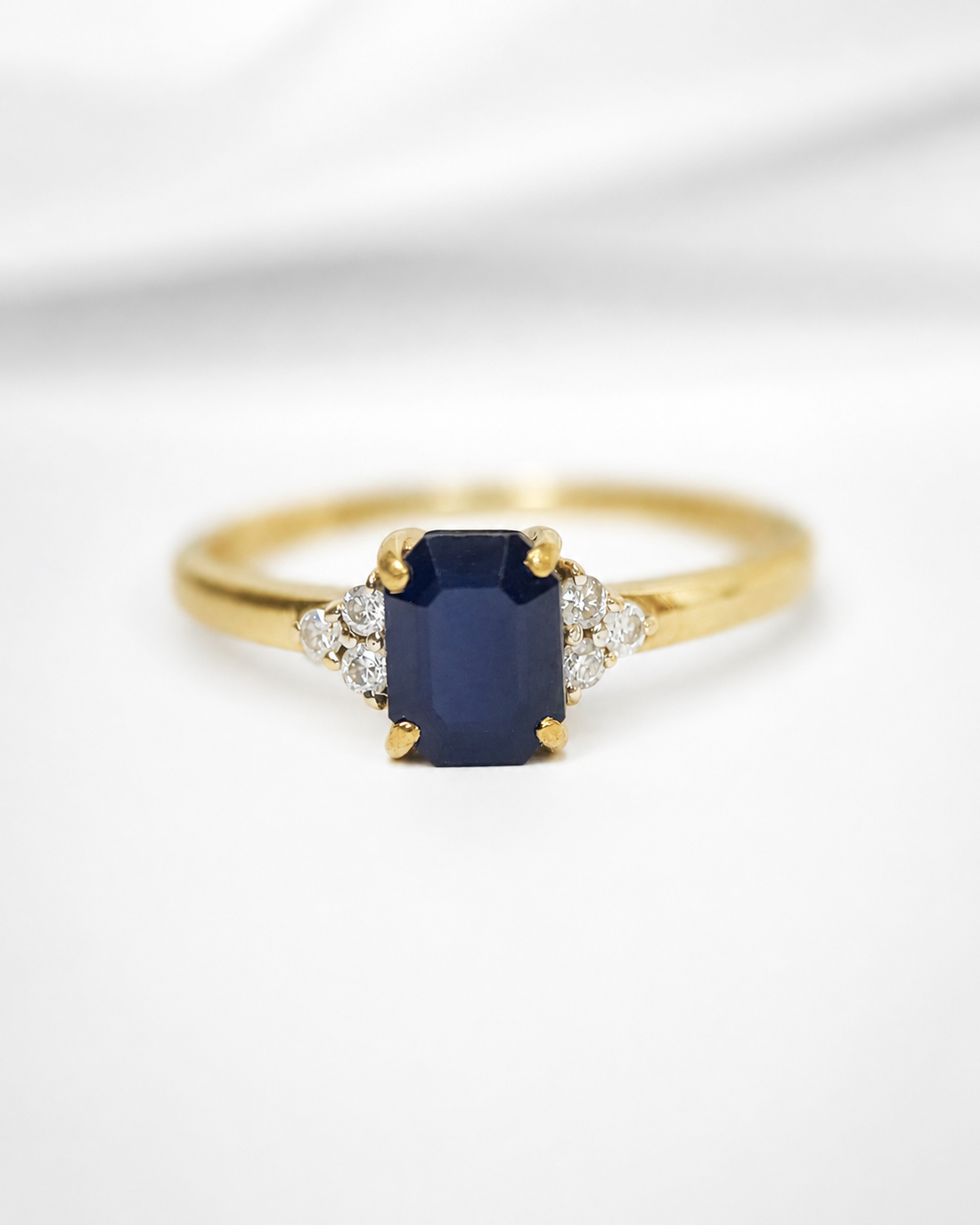 Bague Trilogie Saphir Chatoyant 1.20 carat &amp; Diamants "Louanne"