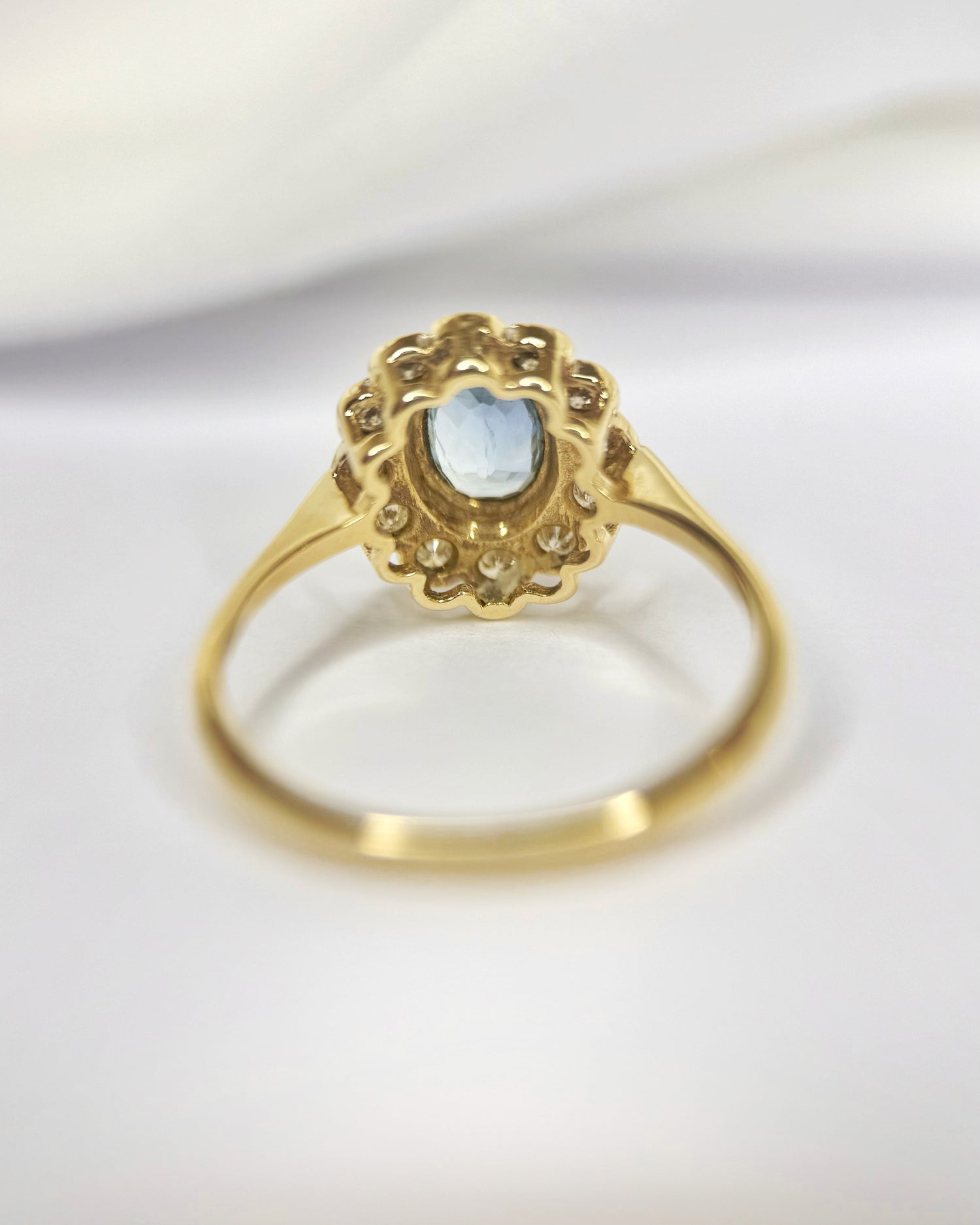 Anillo margarita de zafiro de 0,77 quilates y diamantes de 0,24 quilates «Solène»