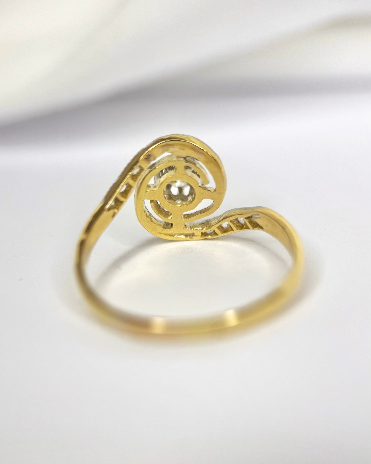 Anillo Art Déco de espiral con diamantes «Amina»