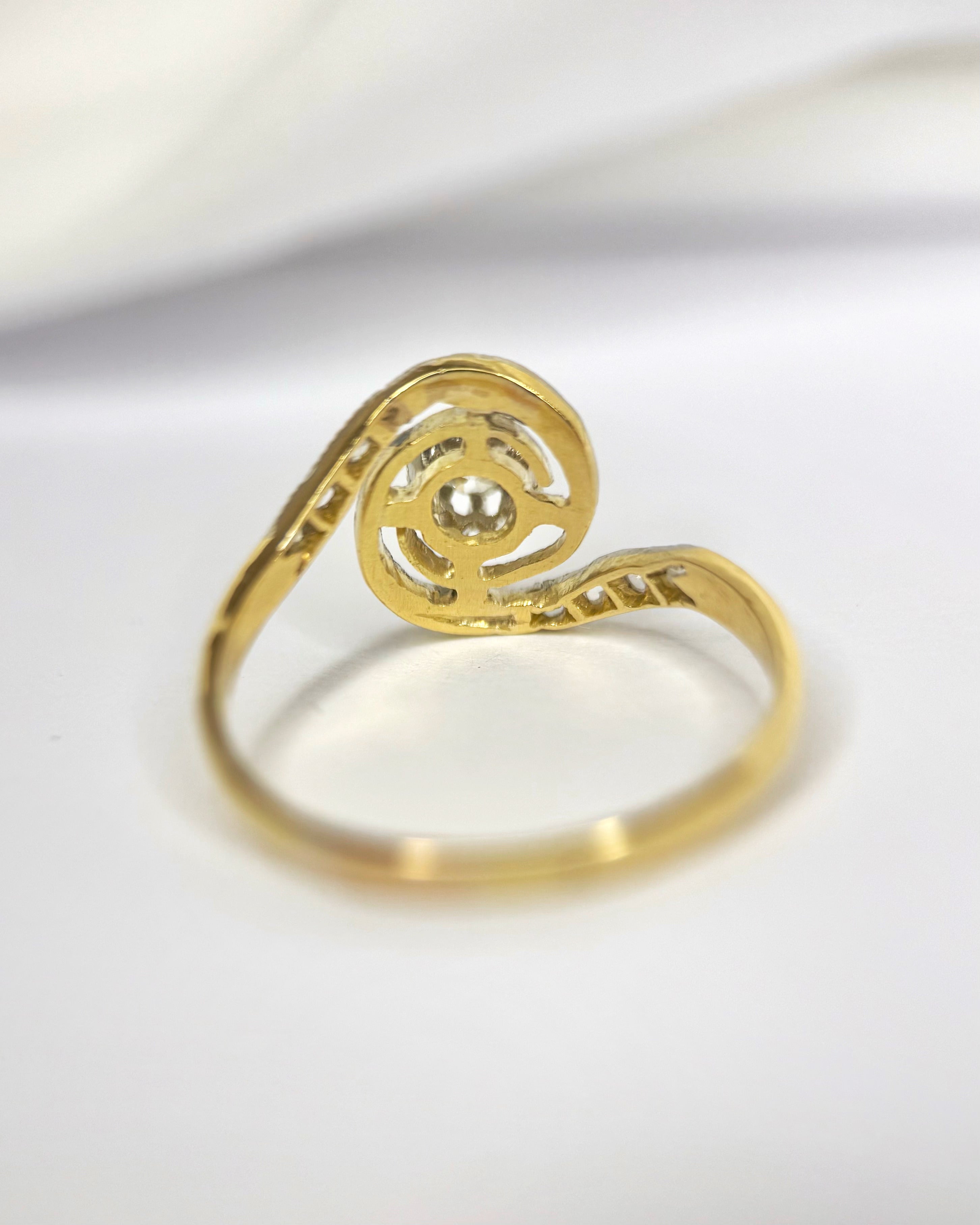 Anillo Art Déco de espiral con diamantes «Amina»