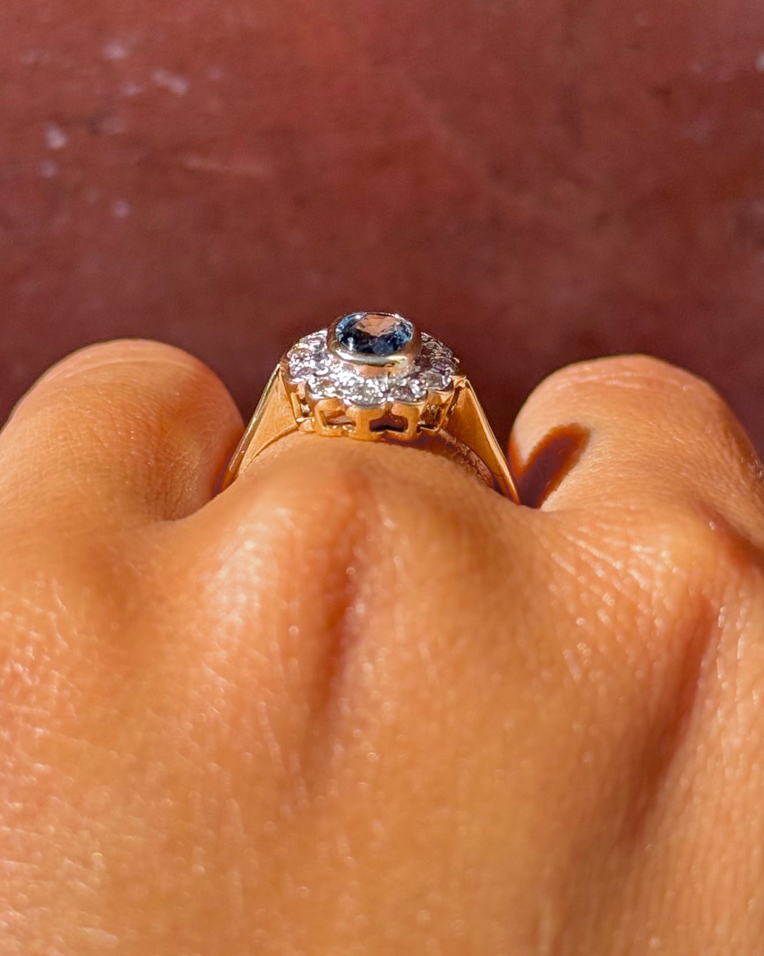 Anillo margarita de zafiro de 0,77 quilates y diamantes de 0,24 quilates «Solène»