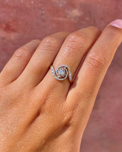 Anillo Art Déco de espiral con diamantes «Amina»