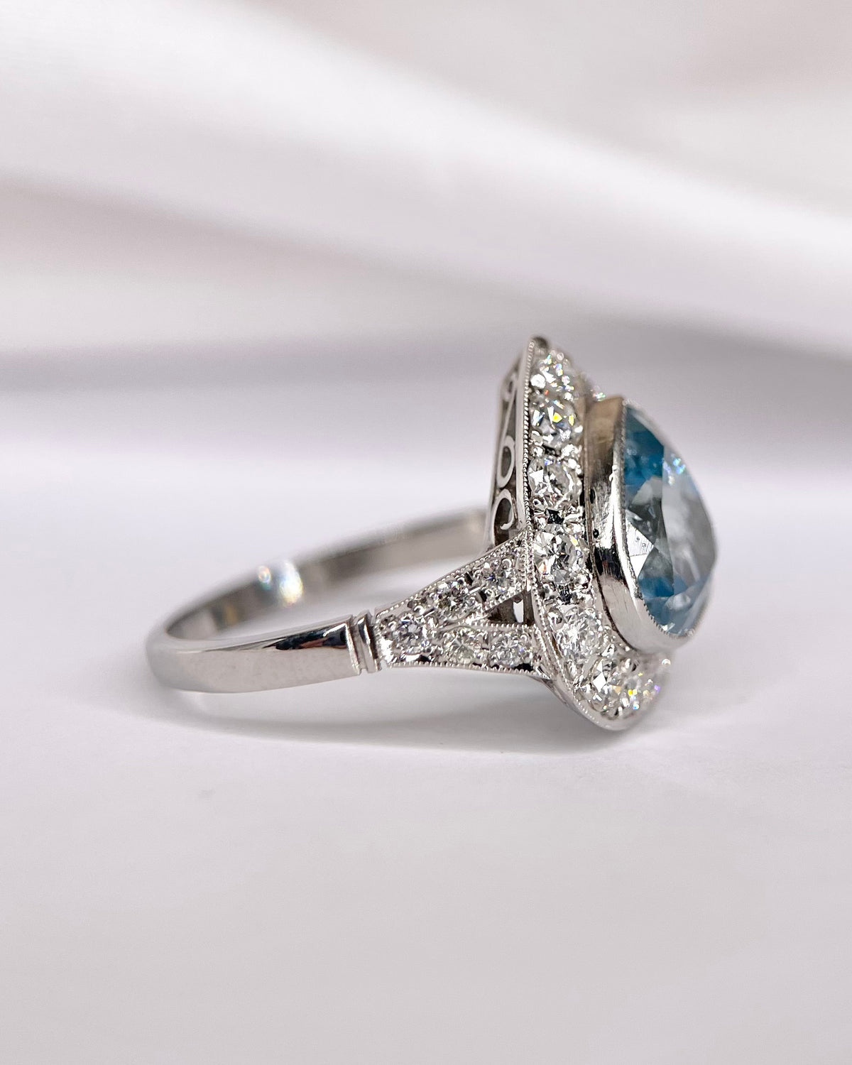 Anillo de estilo art déco con aguamarina de 3.88 quilates y diamantes de 0.49 quilates «Ariette»