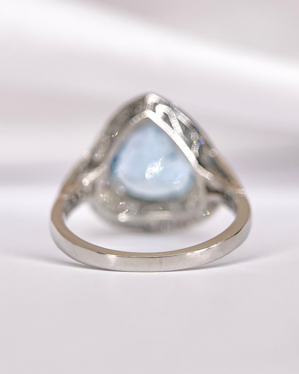 Anillo de estilo art déco con aguamarina de 3.88 quilates y diamantes de 0.49 quilates «Ariette»