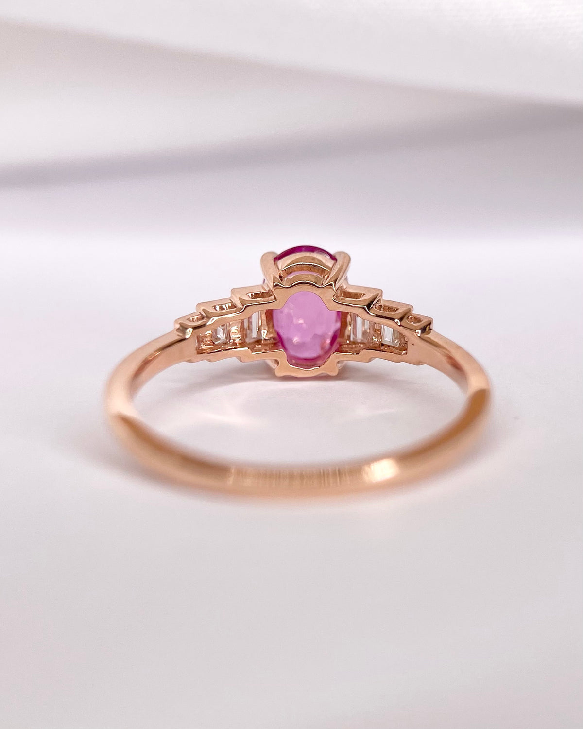 Anillo trilogía de zafiro rosa de Ceilán de 0.85 quilates y diamantes de 0.23 quilates «Laurie»