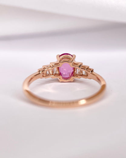 Anillo trilogía de zafiro rosa de Ceilán de 0.85 quilates y diamantes de 0.23 quilates «Laurie»