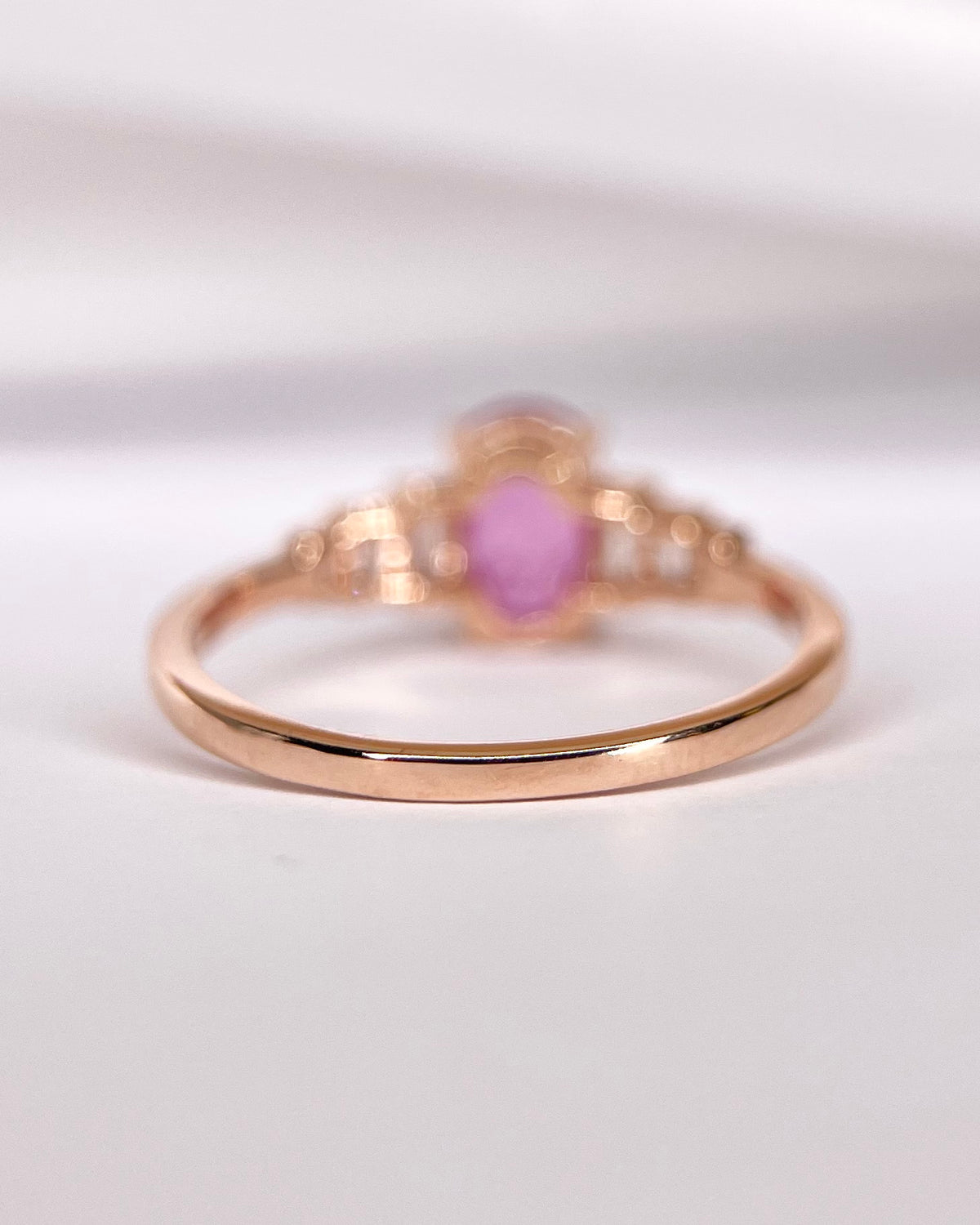 Anillo trilogía de zafiro rosa de Ceilán de 0.85 quilates y diamantes de 0.23 quilates «Laurie»