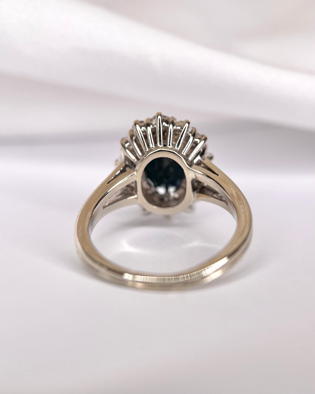 Anillo Margarita de zafiro de 2.50 quilates y diamantes de 0.98 quilates, 6,83 g «Jessica»