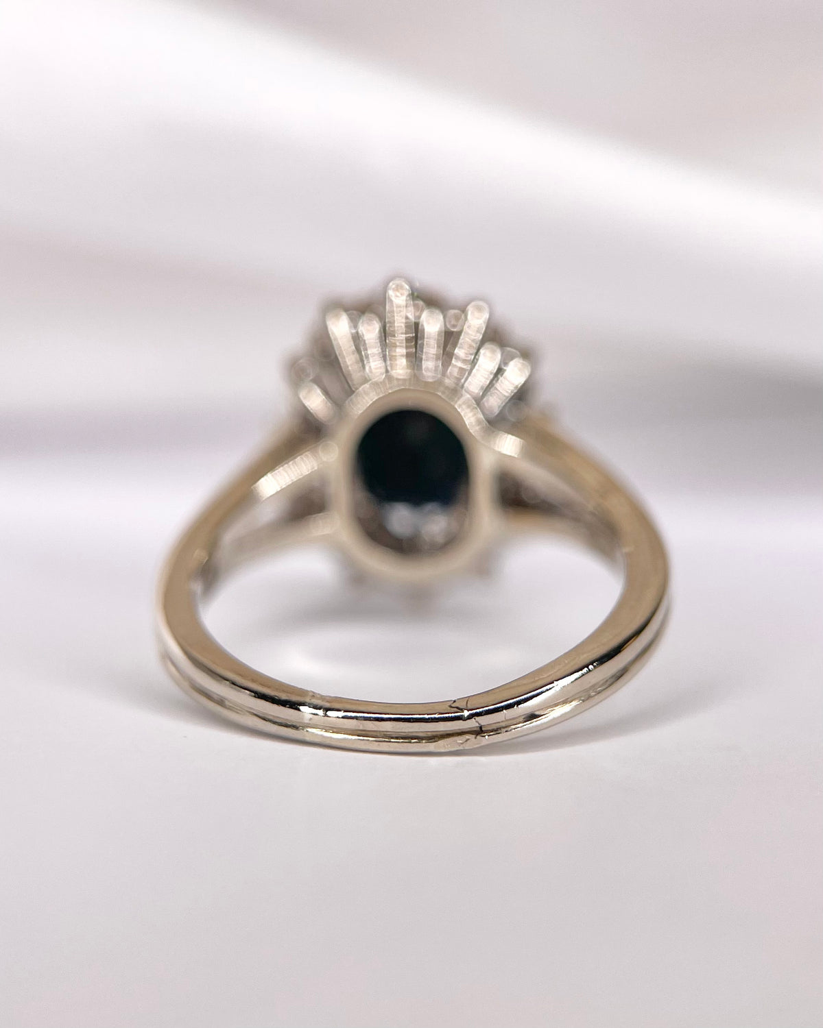 Anillo Margarita de zafiro de 2.50 quilates y diamantes de 0.98 quilates, 6,83 g «Jessica»