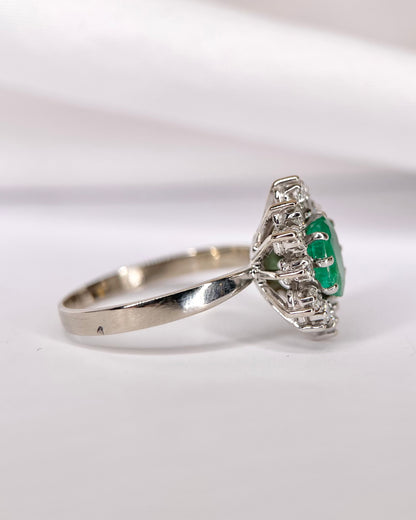 Anillo margarita de esmeralda de 1.05 quilates y diamantes de 0.48 quilates «Dana»