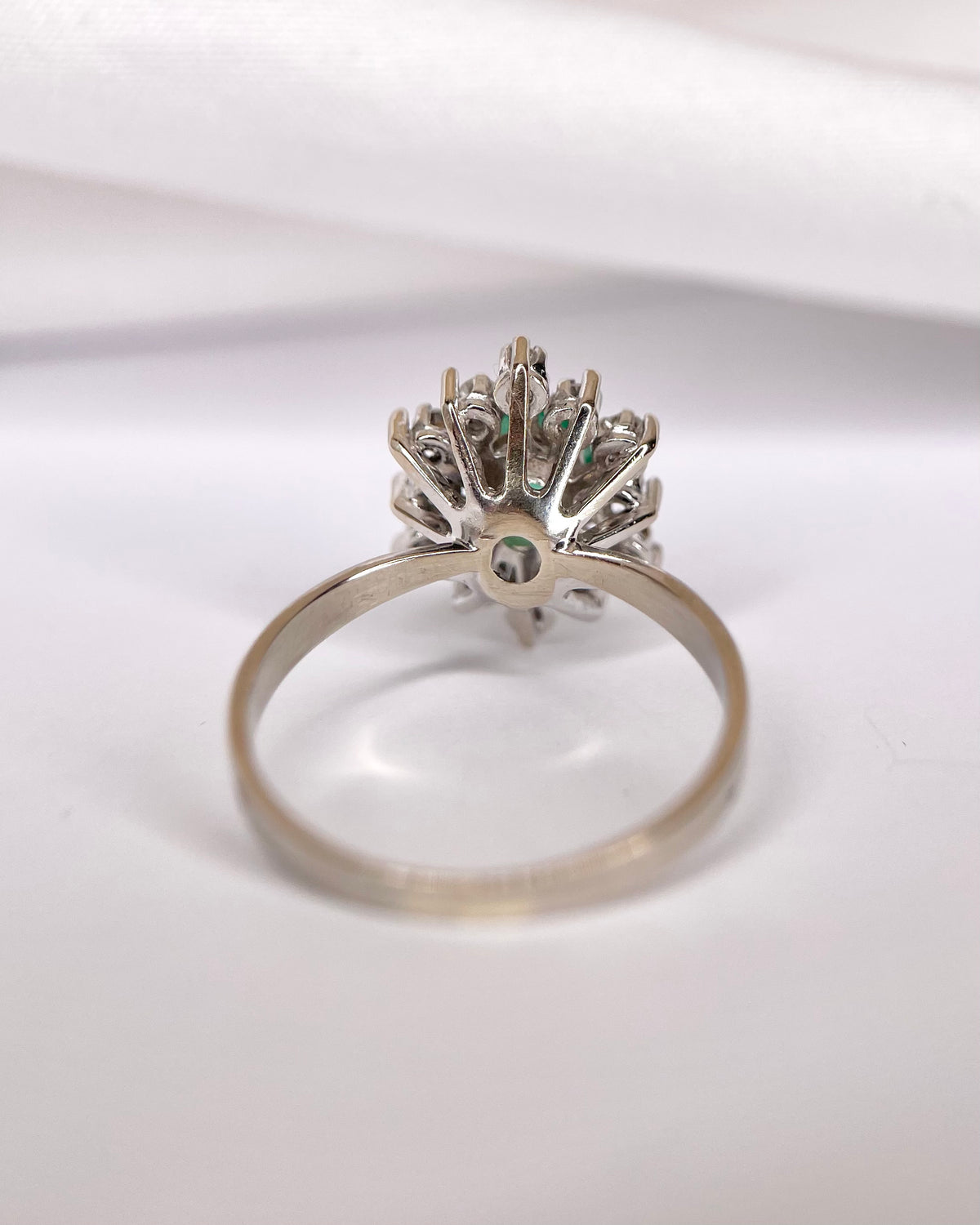 Anillo margarita de esmeralda de 1.05 quilates y diamantes de 0.48 quilates «Dana»