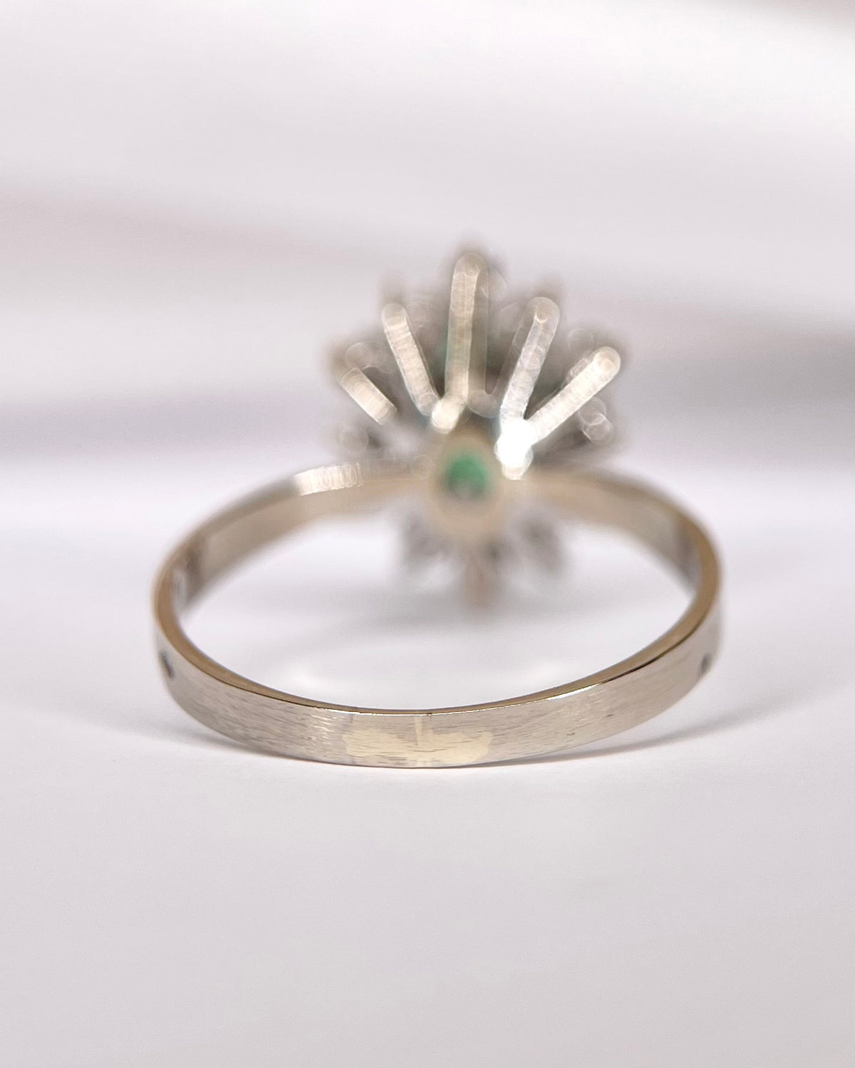 Anillo margarita de esmeralda de 1.05 quilates y diamantes de 0.48 quilates «Dana»