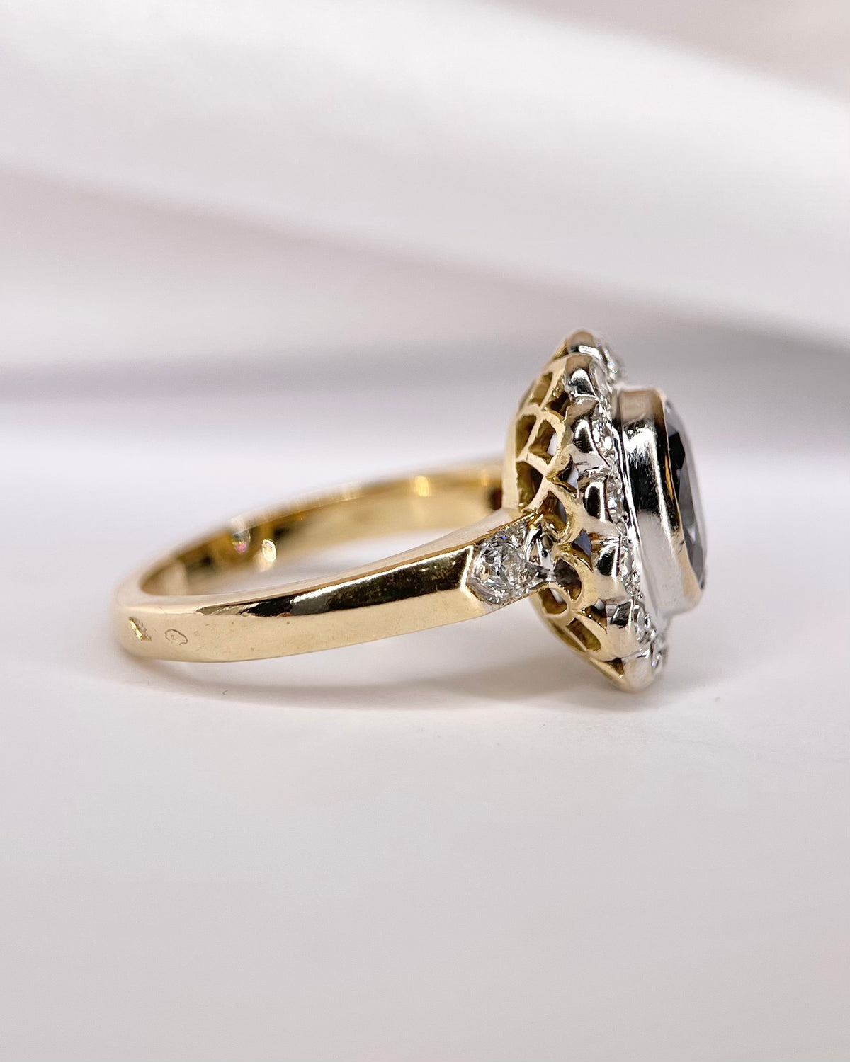 “Séverine” 3.51-carat Cornflower sapphire Marguerite ring &amp; 0.48-carat diamonds, 7.15g