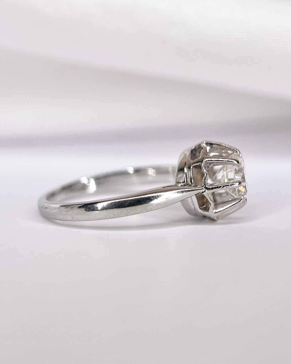 Anillo solitario art déco con diamante de 0.81 quilates, color G y pureza VVS1, «Célia»