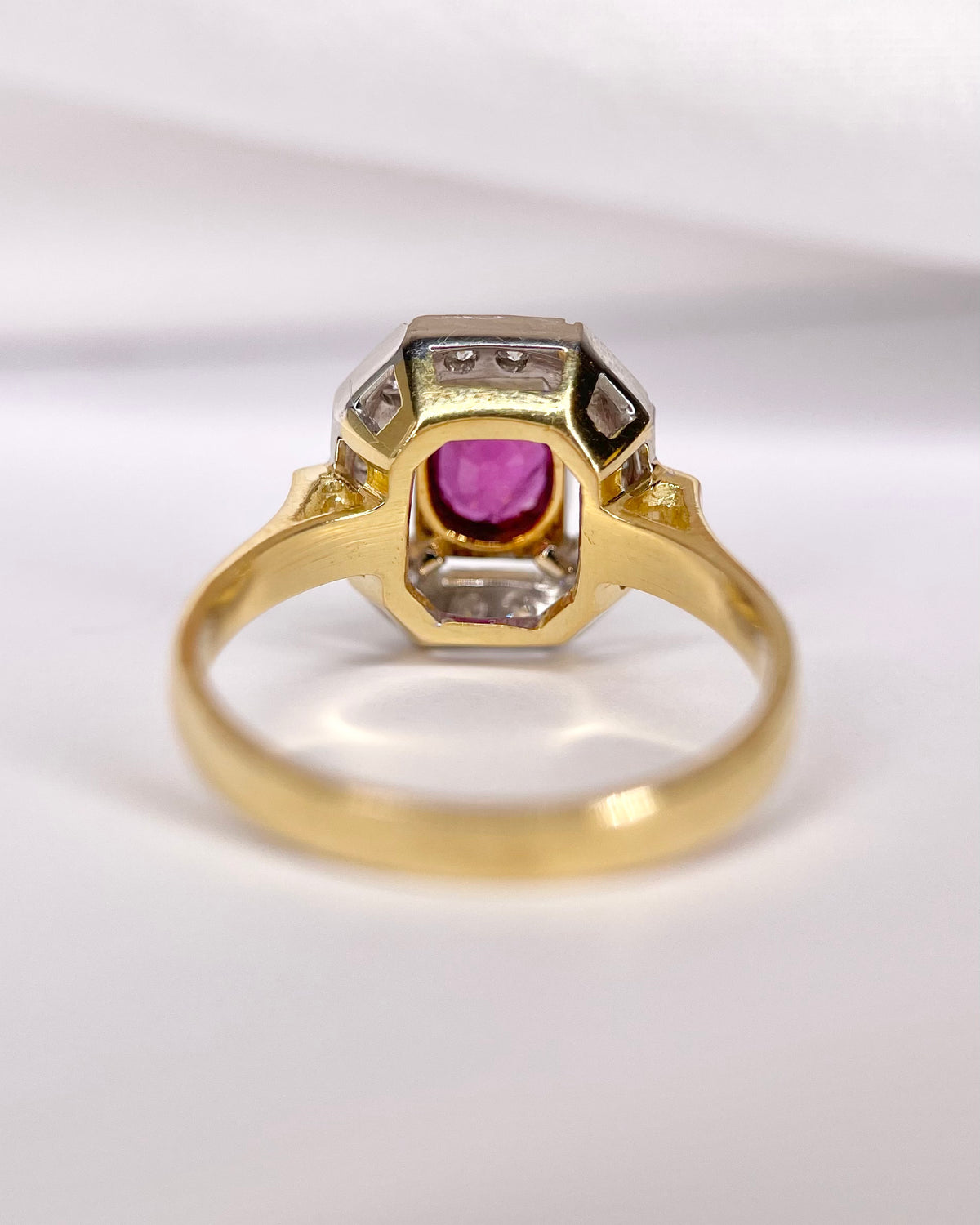 Anillo de estilo art déco con rubí de 0.85 quilates y diamantes de 0.48 quilates, 5,43 g «Maya»