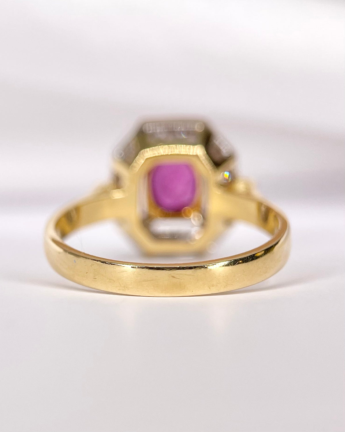 Anillo de estilo art déco con rubí de 0.85 quilates y diamantes de 0.48 quilates, 5,43 g «Maya»