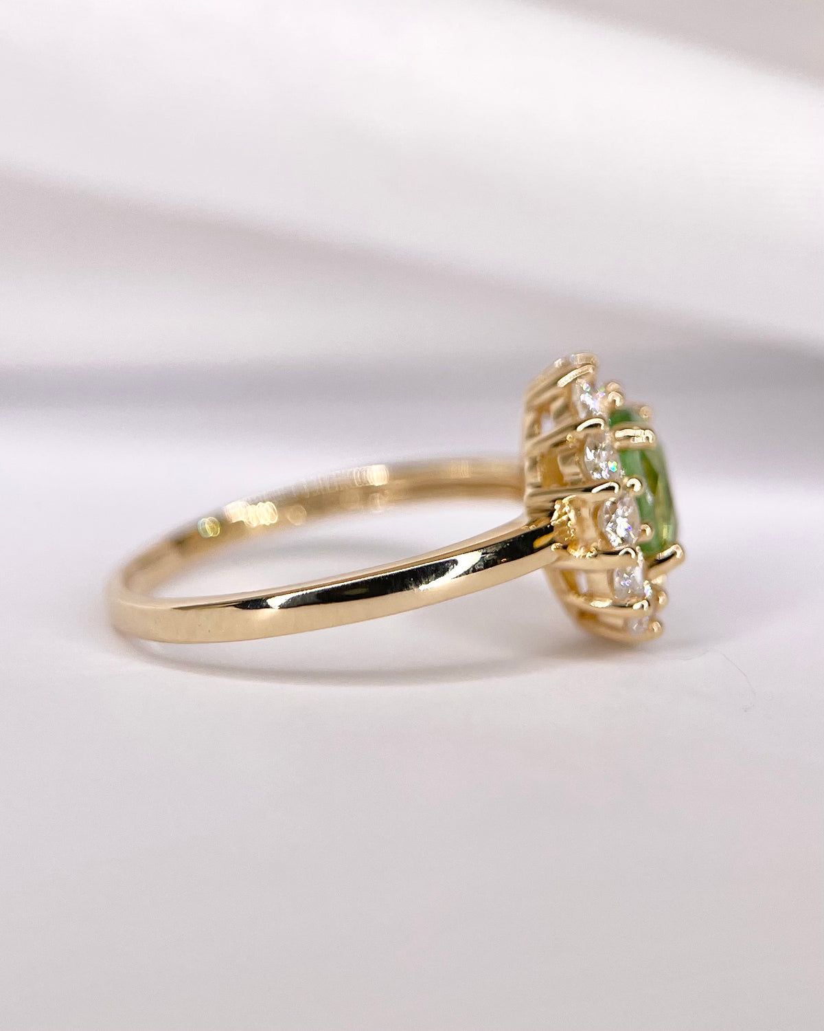 Anillo Margarita de Granate y Tsavorita de Tanzania de 1.14 quilates y Diamantes de 0.63 quilates «Aya»