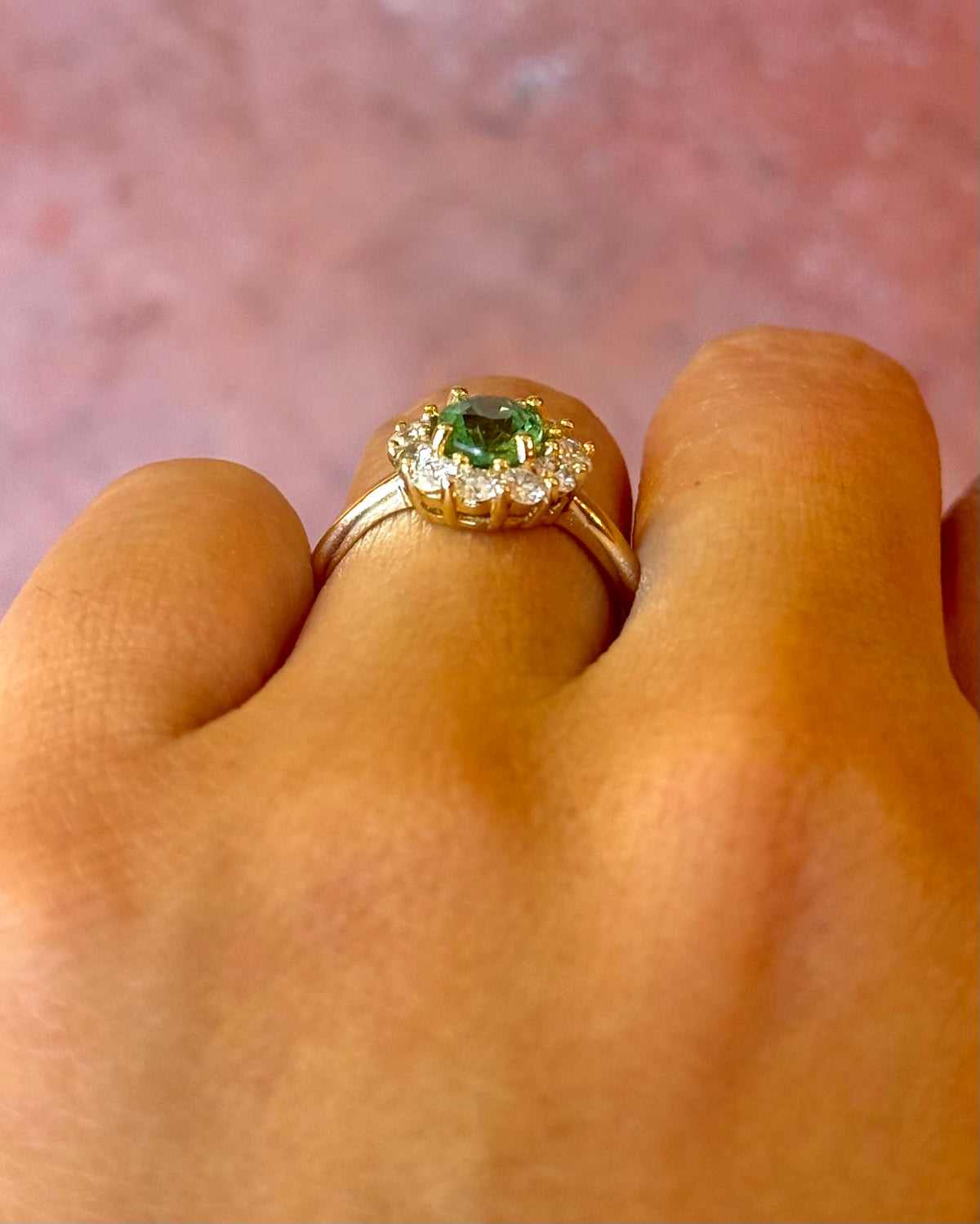 Anillo Margarita de Granate y Tsavorita de Tanzania de 1.14 quilates y Diamantes de 0.63 quilates «Aya»